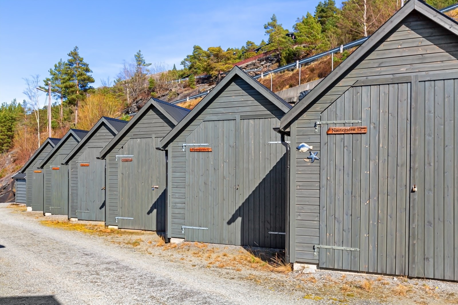 Nøstegaten nr.4 tilhører eiendommen, bilvei frem. Et sjarmerende og velholdt naust Galleribilde