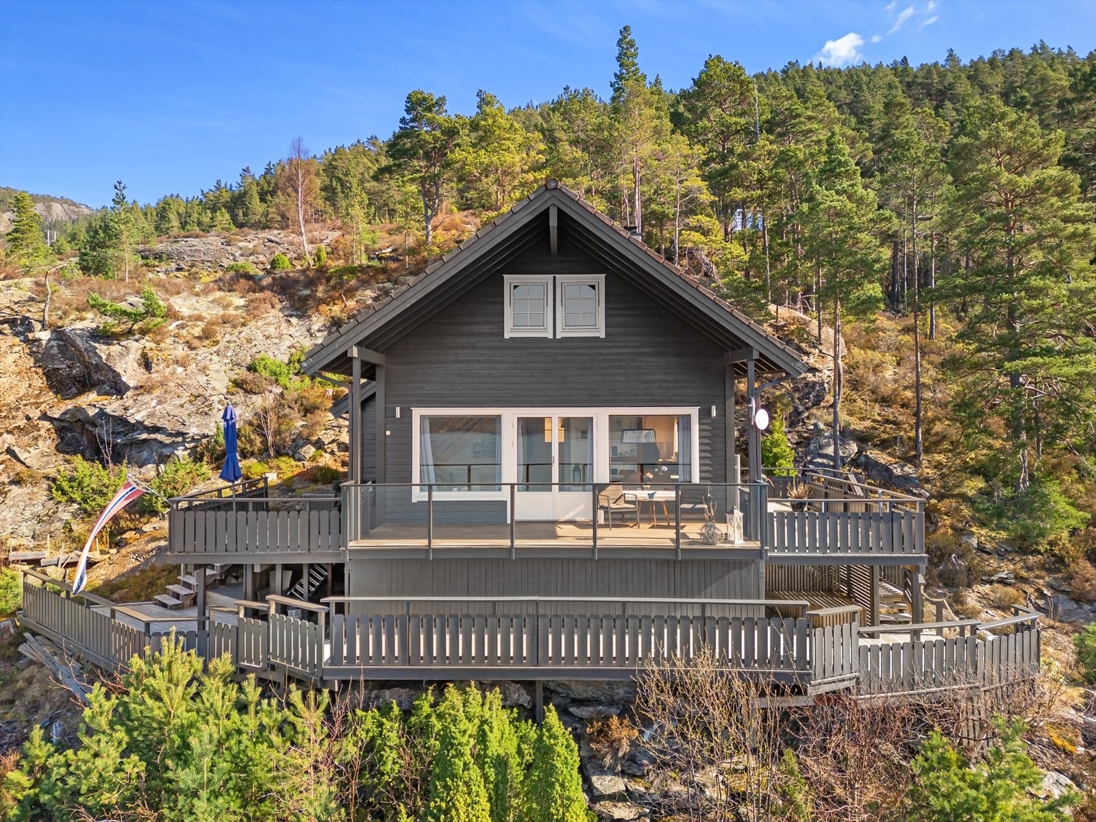 Eiendommen har en attraktiv og vestvendt beliggenhet i Sveo hyttefelt, idyllisk plassert på Kysnesstrand Galleribilde