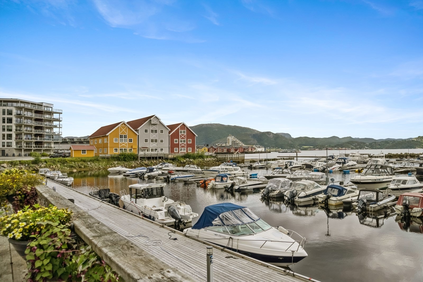 Maritimt nærområde med nærhet til "alt" en liten rusletur inn til sentrum. Galleribilde