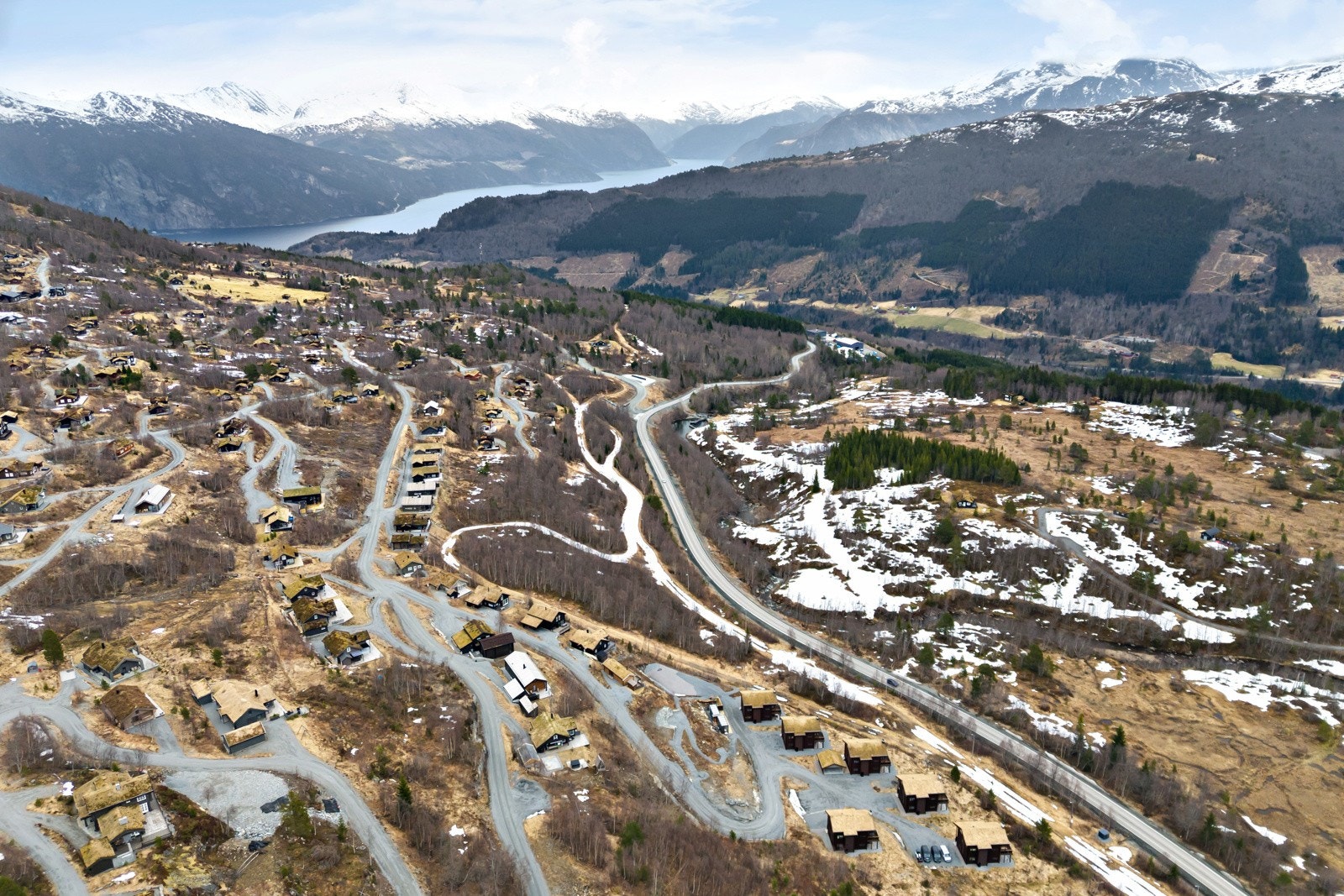 Det er pliktig medlemskap i Roaldsida Veglag som står for vedlikehold, brøyting osv. for veiene. Galleribilde