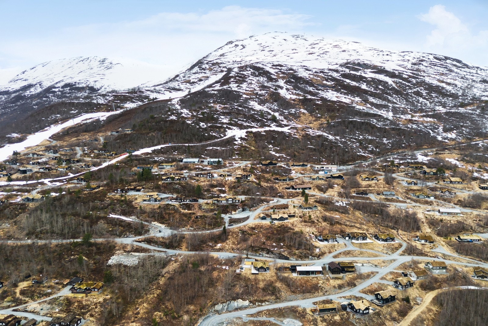 Hjellhaugmarka er på Roaldsida av Strandafjellet. Her har man solen året rundt. Det er kort vei til de preparerte løypene på Roalden - noe som gjør at man har kort vei til både ski-in og ski-out. Galleribilde