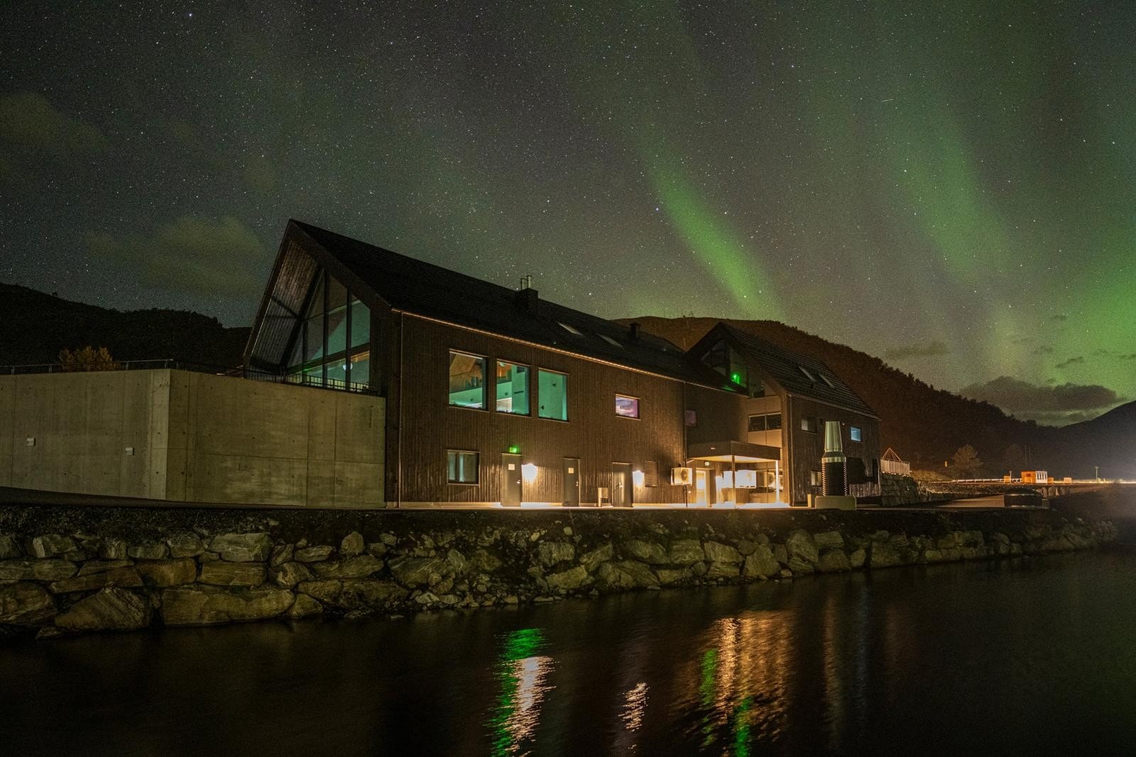 Stova 1957 i nydelig nordlys. Galleribilde