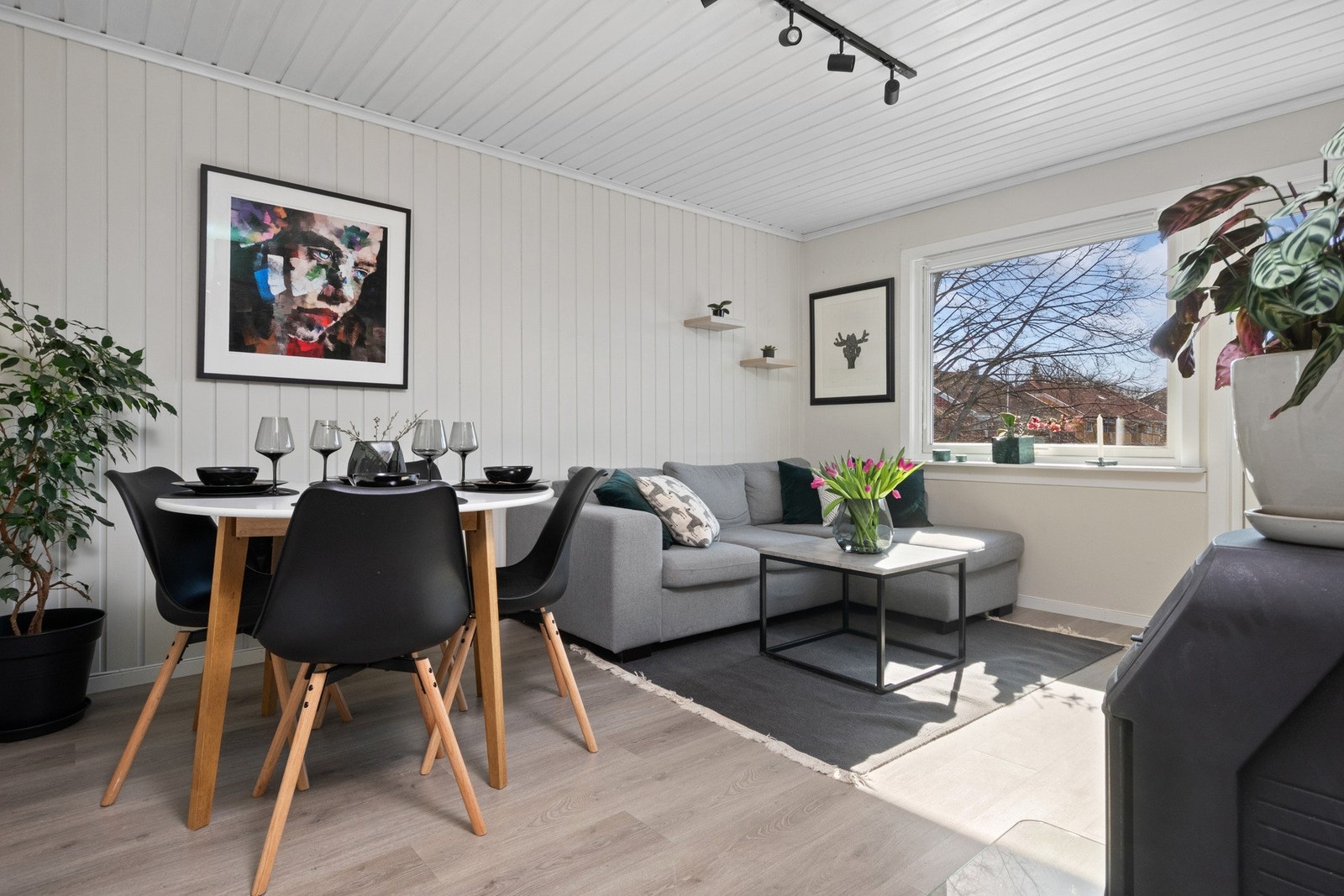Velkommen til Sjøveien 6 - en velholdt og innbydende 3-roms andelsleilighet i andre etasje. Galleribilde