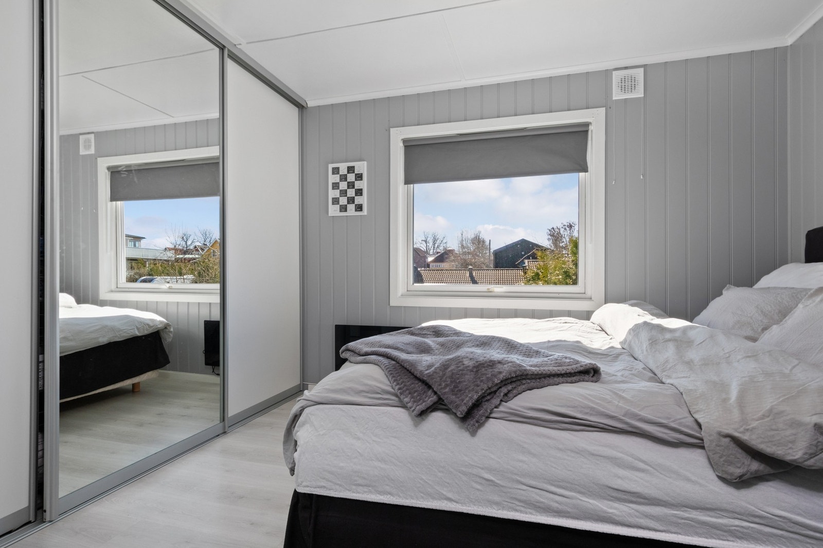 Det er skyvedørsgarderobe på hovedsoverommet Galleribilde