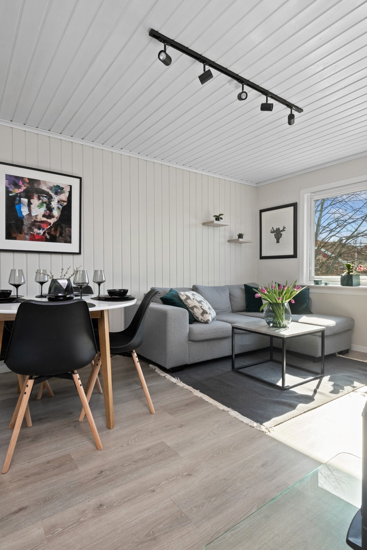 Stuen oppleves som luftig og innbydende, og den gode gulvflaten byr på fin plass til sofagruppe og tv-/mediastasjon. Galleribilde