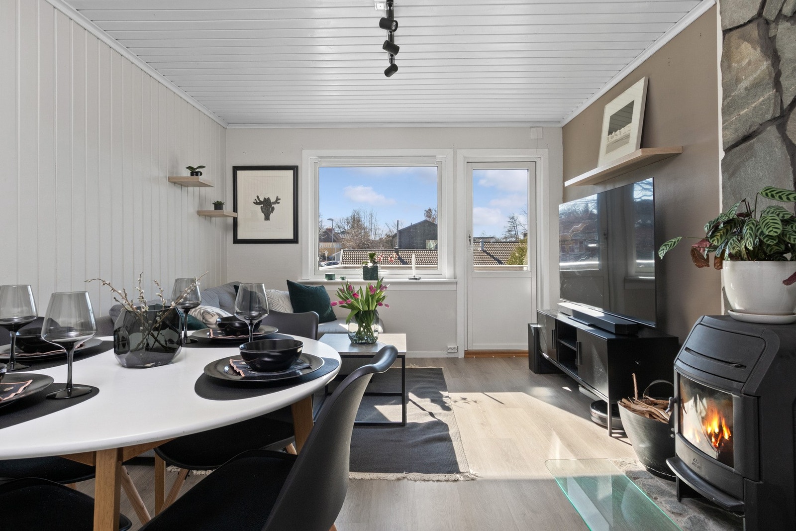 I tillegg er det rom for å samle familie og gjester til hyggelige måltider rundt et spisebord ved peisovnen. Galleribilde