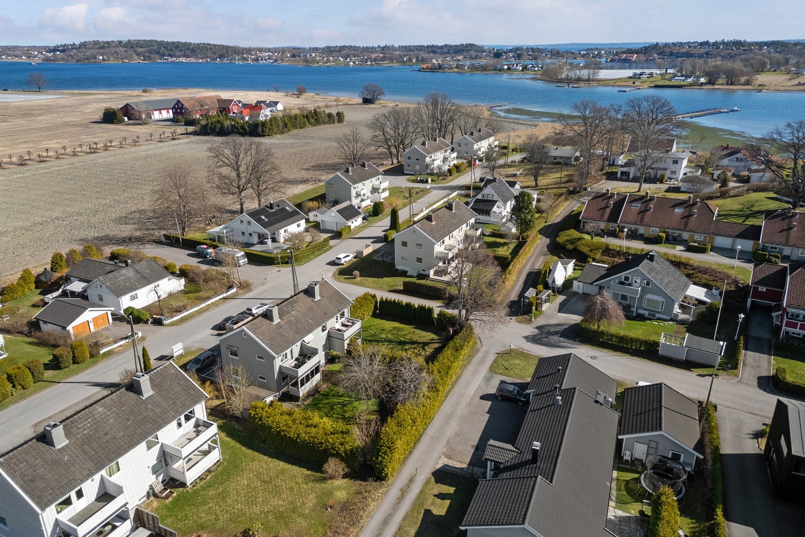 Det er kort vei til barnehage, barneskole og ungdomsskole, samt bussholdeplass og Teie torv Galleribilde