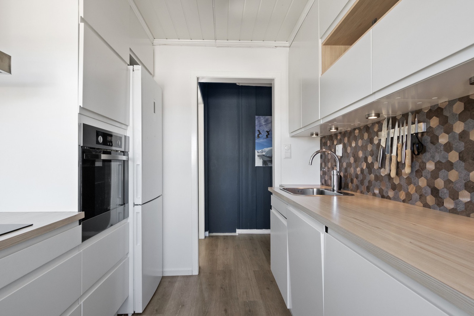 Kjøkkenet, som var nytt i 2017/2018, har et moderne og stilfullt design med rene linjer, gode benkeflater og mye oppbevaringsplass. Galleribilde