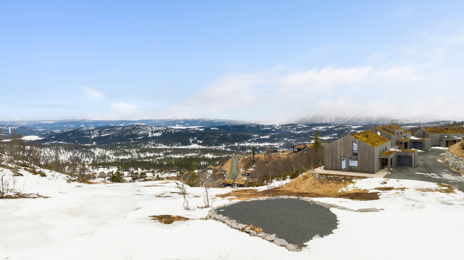 Fra tomten er det nydelig utsikt over flere vannspeil, fjellterreng, skibakker og Raulandsfjellene Galleribilde