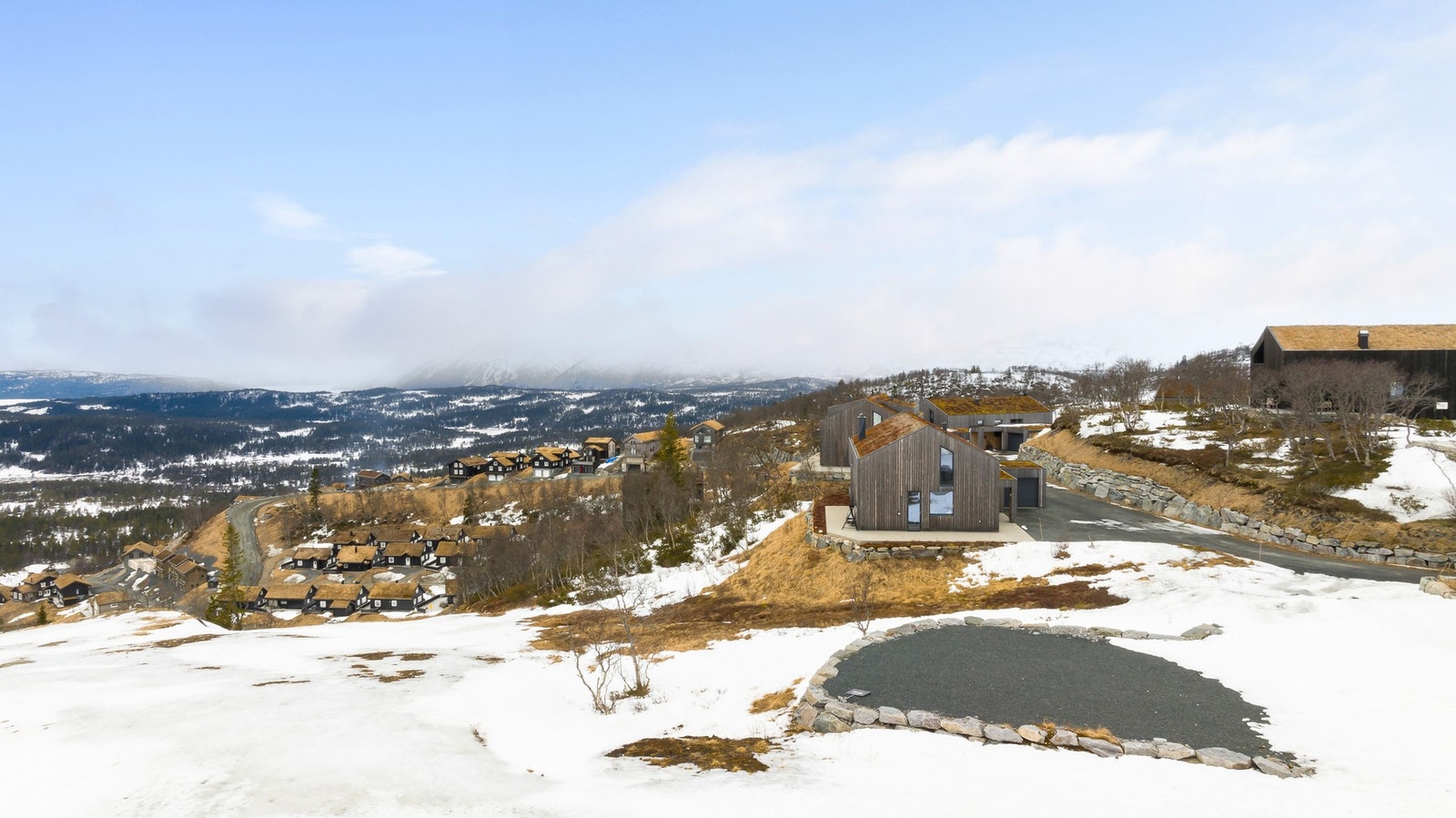 Tomten er ferdig opparbeidet - klart for bygging. Flott natursteinsmur rundt fronten Galleribilde