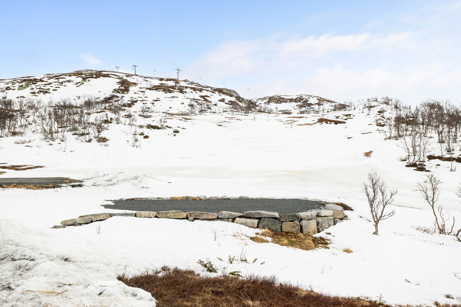Ski inn/ut til Rauland Skisenter med 25 nedfarter, 11 heiser, flere serveringssteder, kveldskjøring og terrengpark Galleribilde