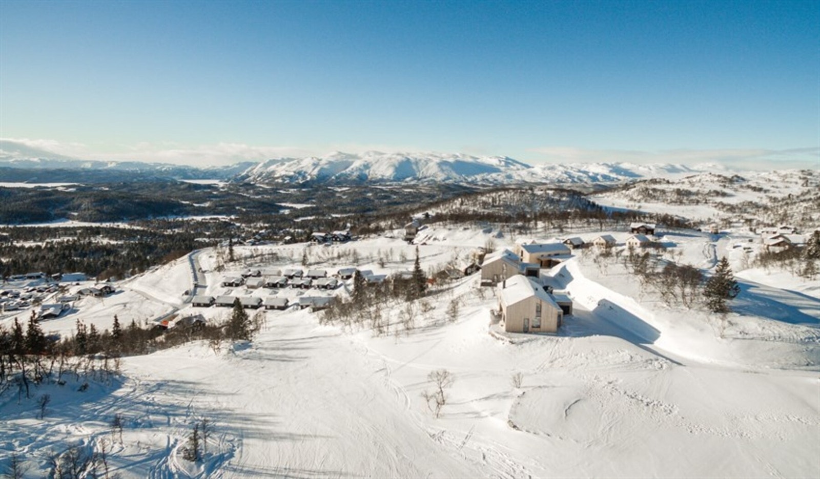 Oversiktsbilde. Svært god plassering på tomten med kun alpinbakke foran tomten som sikrer en fabelaktig utsikt i all tid Galleribilde