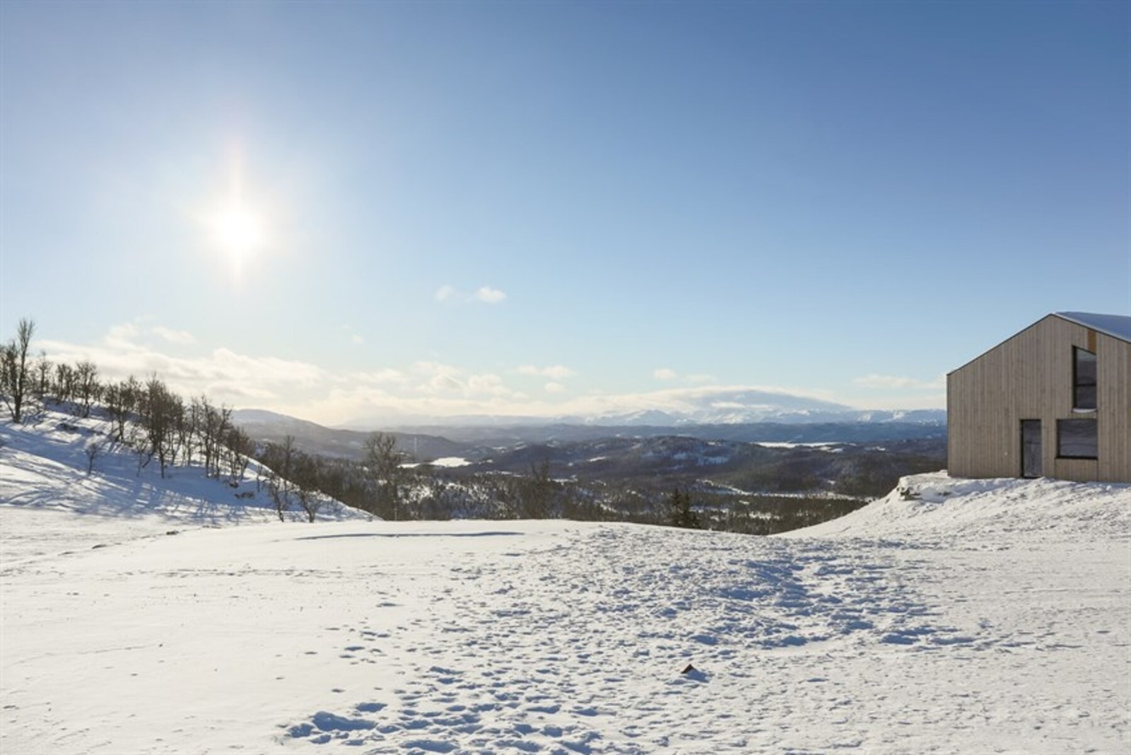 Usjenert utsikt og fantastisk ski inn/ut. Ta gjerne kontakt med megler for visning eller mer informasjon. Velkommen! Galleribilde