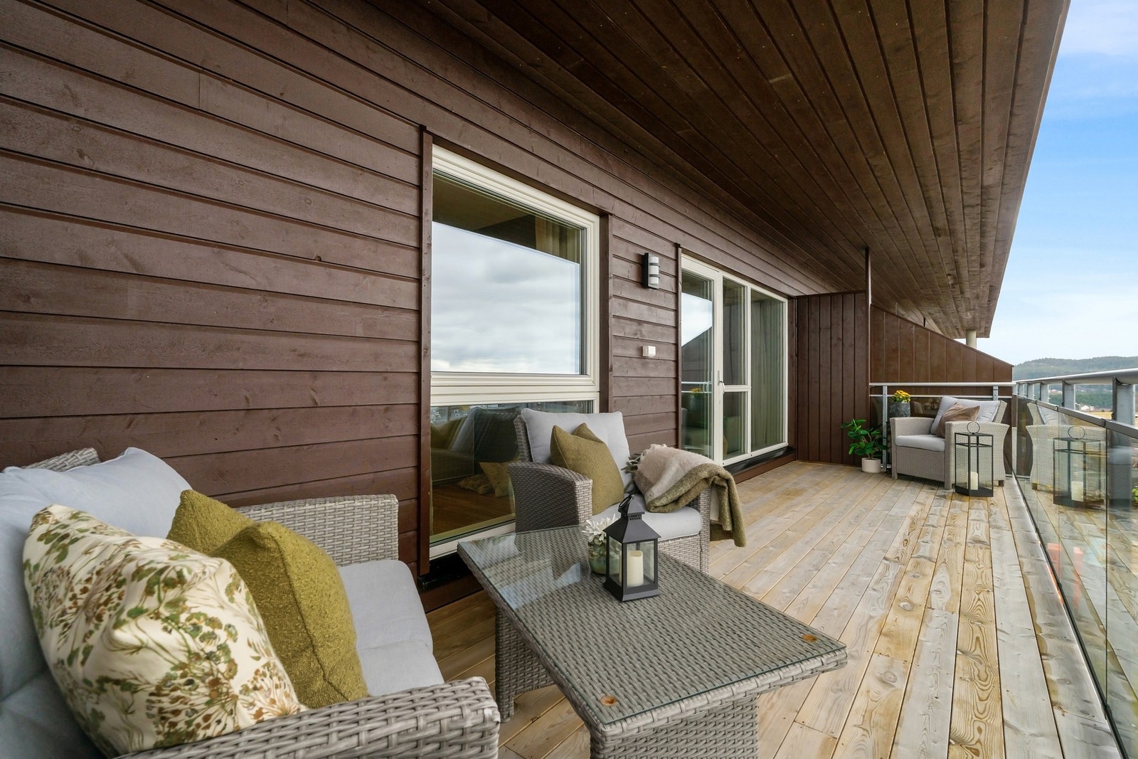 Romslig balkong på 15,8 kvm. Galleribilde