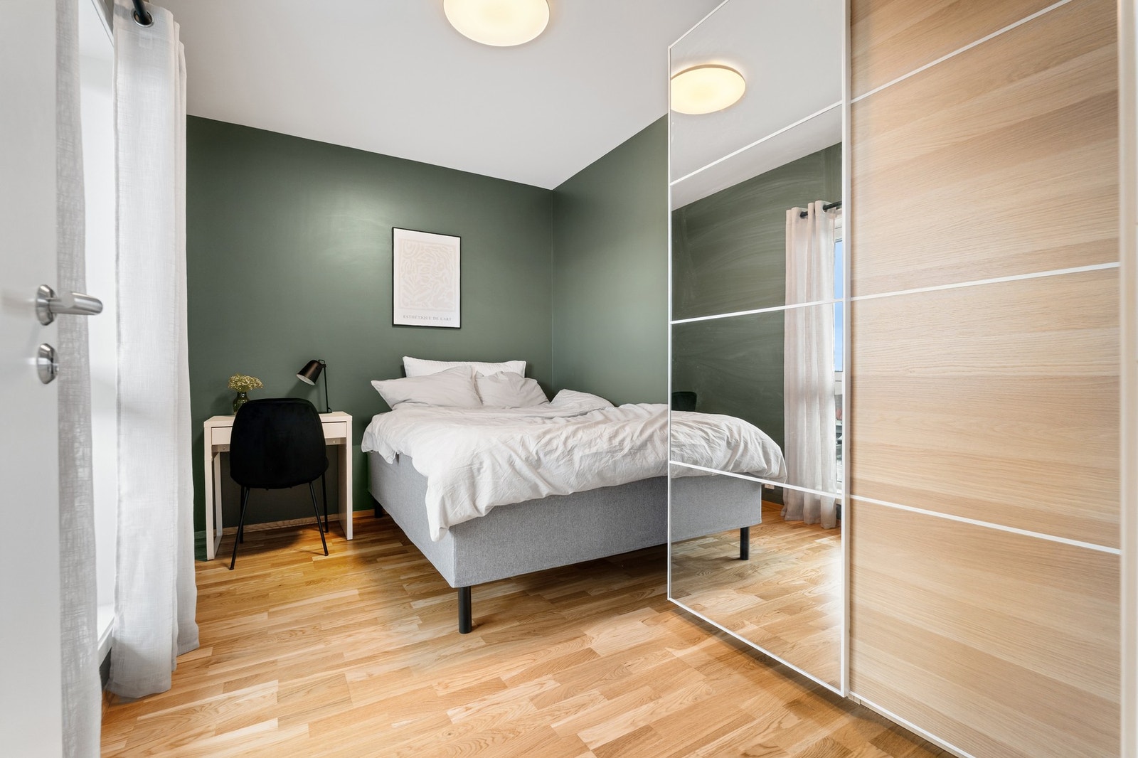 Soverommet ligger vendt mot en stille og rolig bakgård. Galleribilde