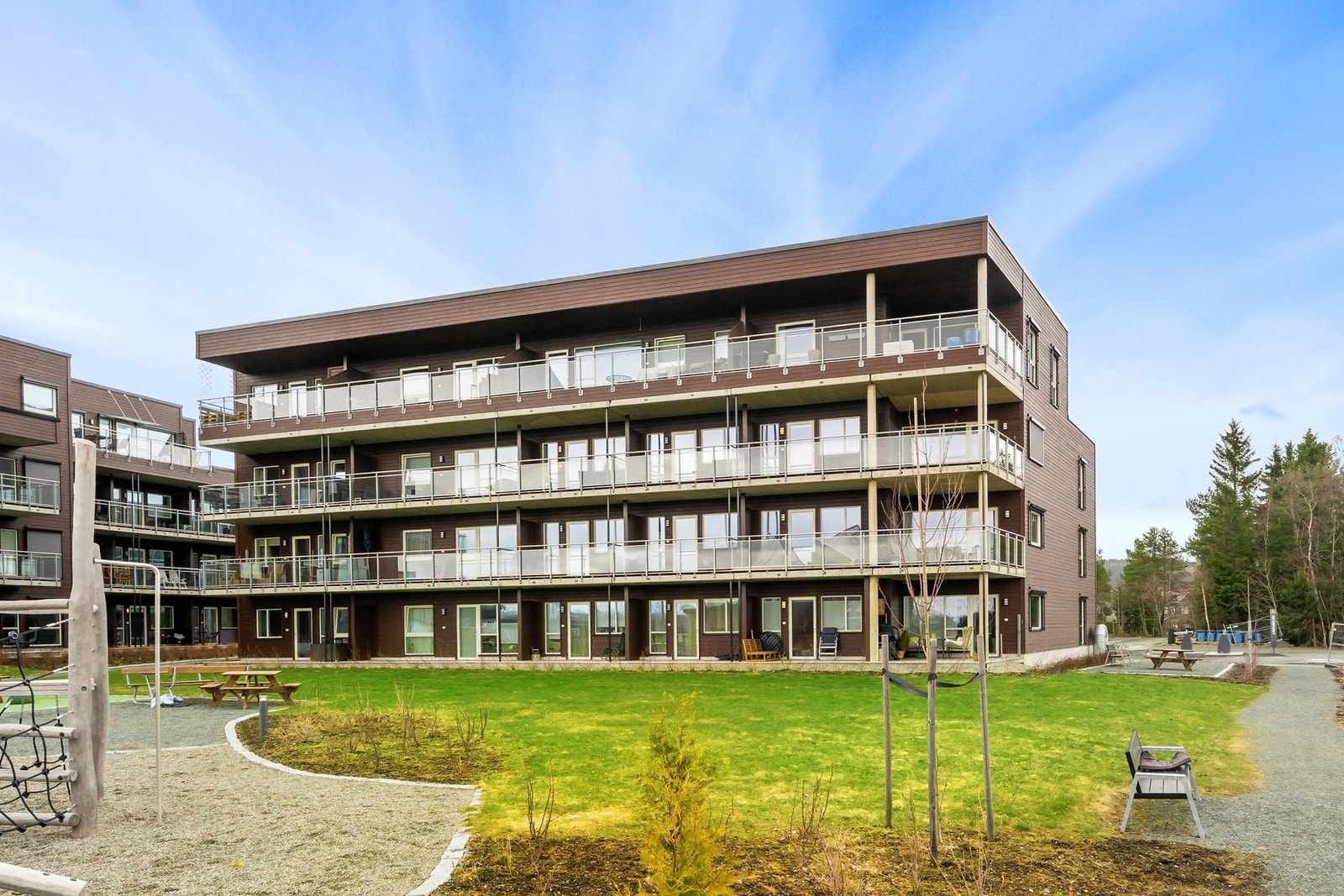 Det er flere lekeplasser og grøntområder like i nærheten. Galleribilde