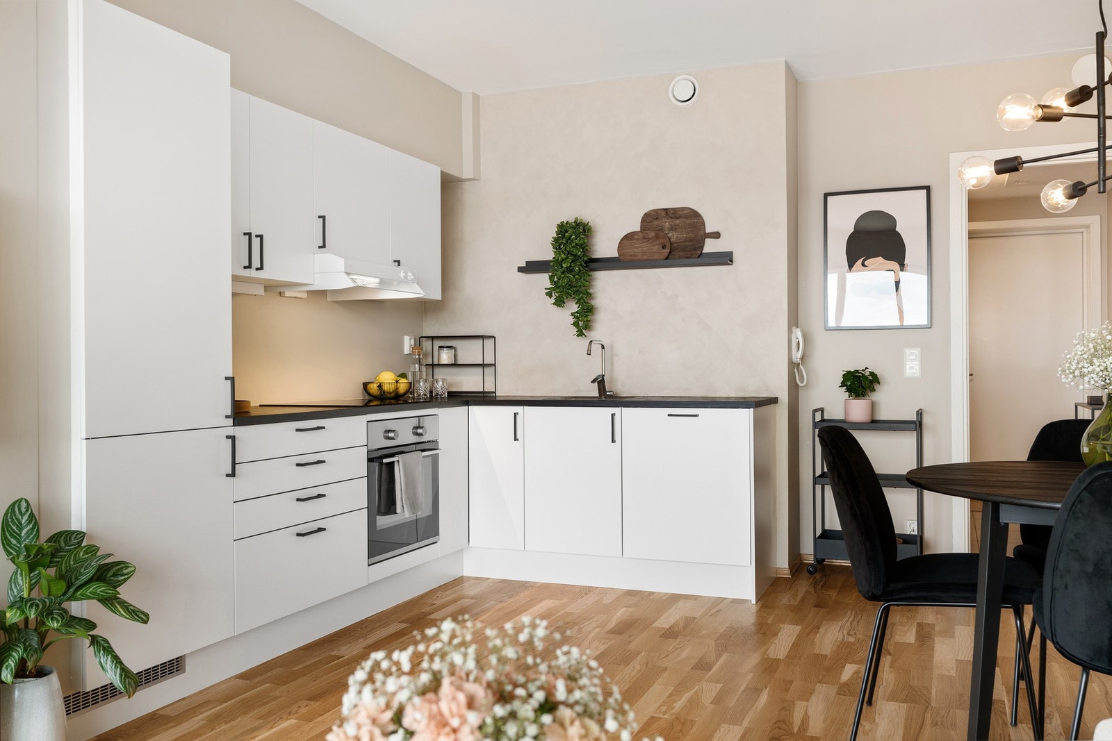 Pent kjøkken med integrerte hvitevarer. Galleribilde