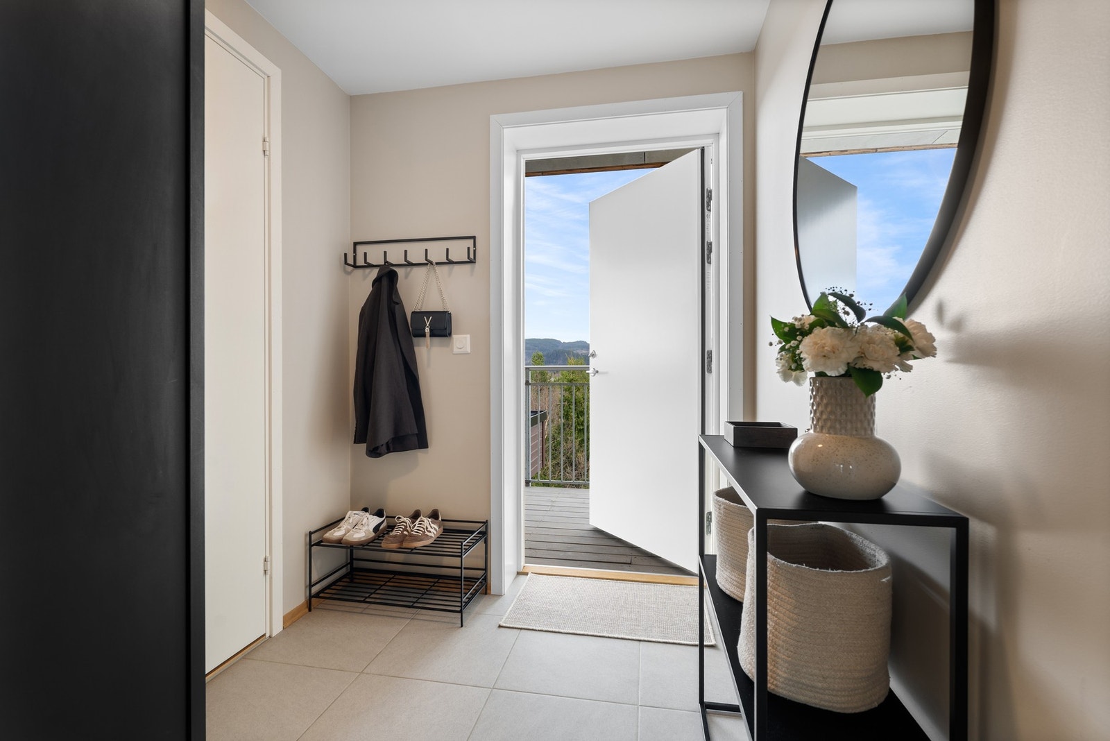 Romslig entre med garderobeskap. Galleribilde