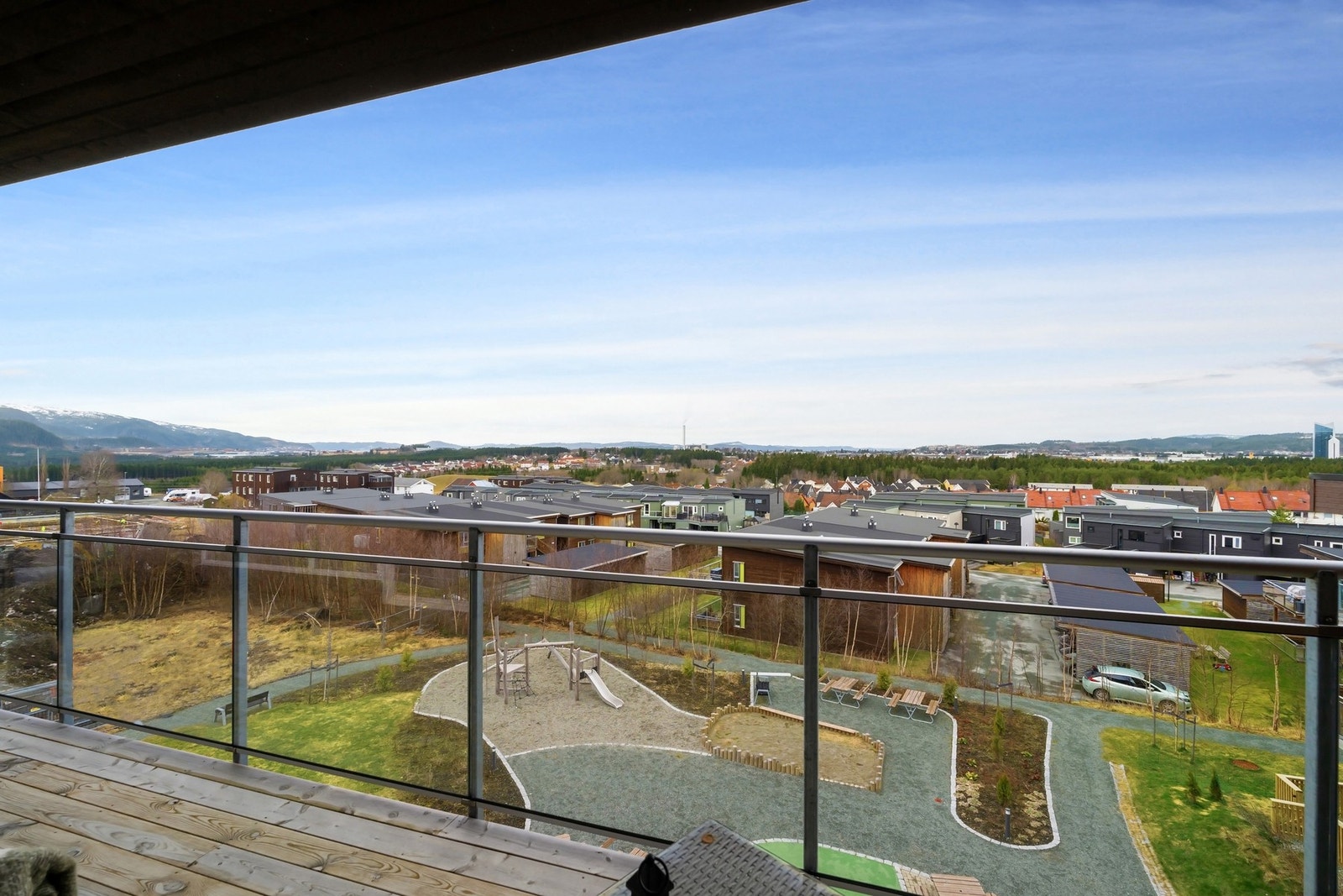 Barnevennlig området med lekeplass utenfor. Galleribilde