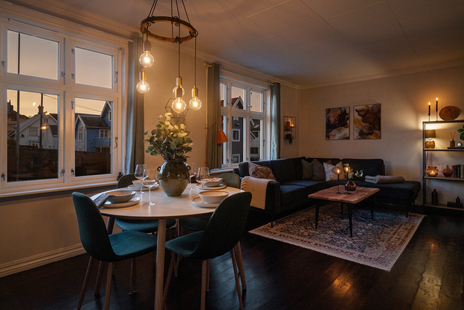 Boligen går over 2 plan, er innholdsrik og har tidsriktige vinduer og gulv. Galleribilde