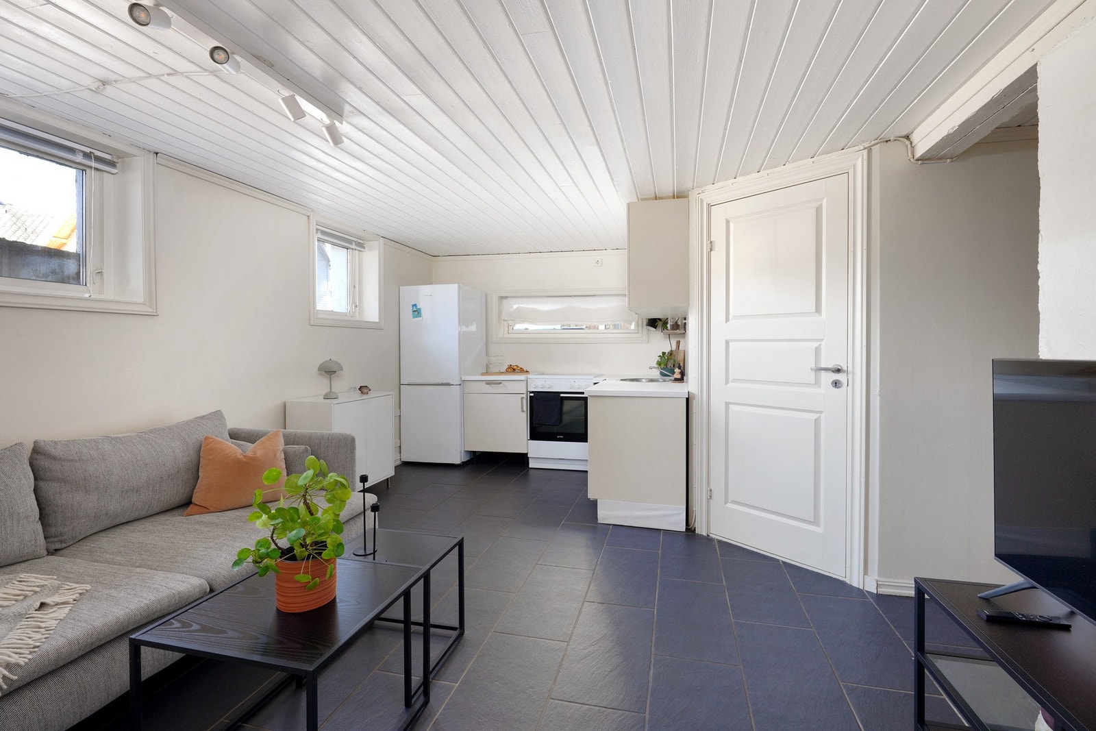 Kjelleren består av stue, kjøkken, kontor (godkjent som bod), soverom (ikke godkjent), bad og egen inngang. Galleribilde