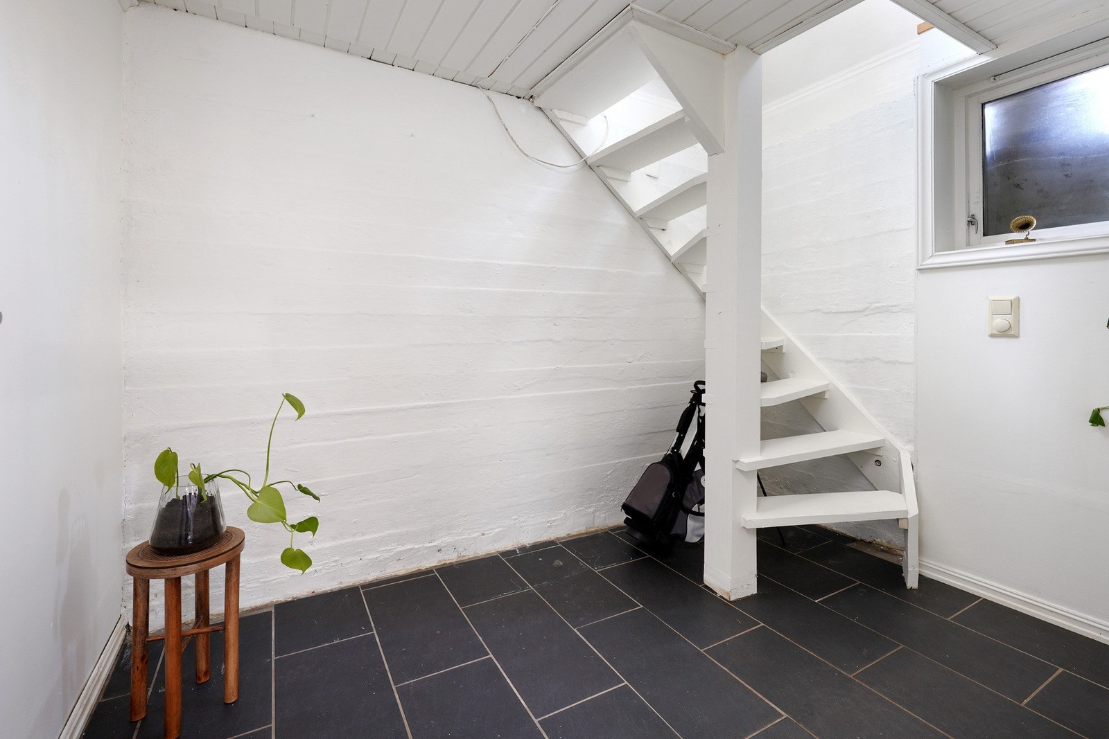 Gang nede med dør inn til hybel. Galleribilde