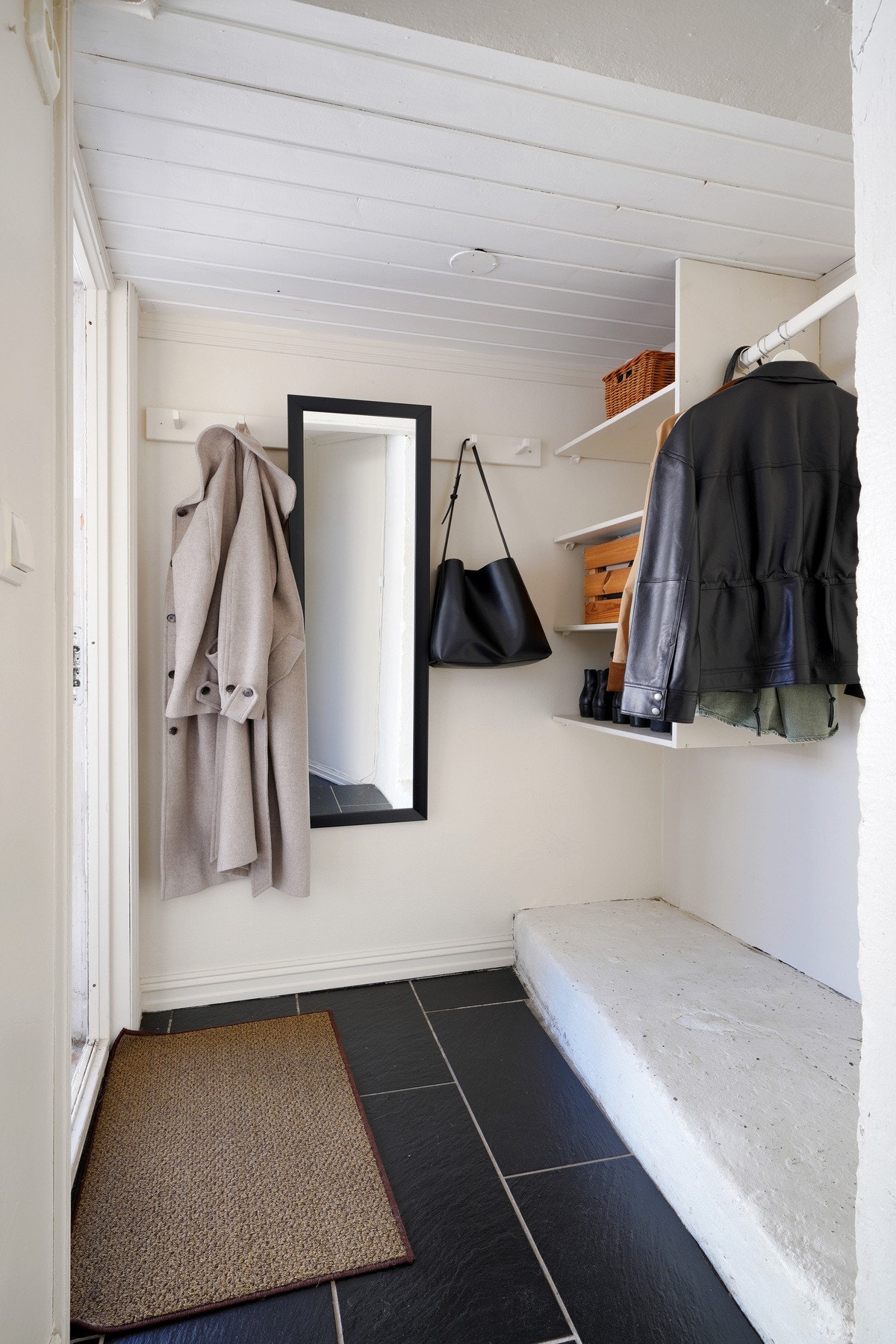 Egen inngang til kjeller. Galleribilde