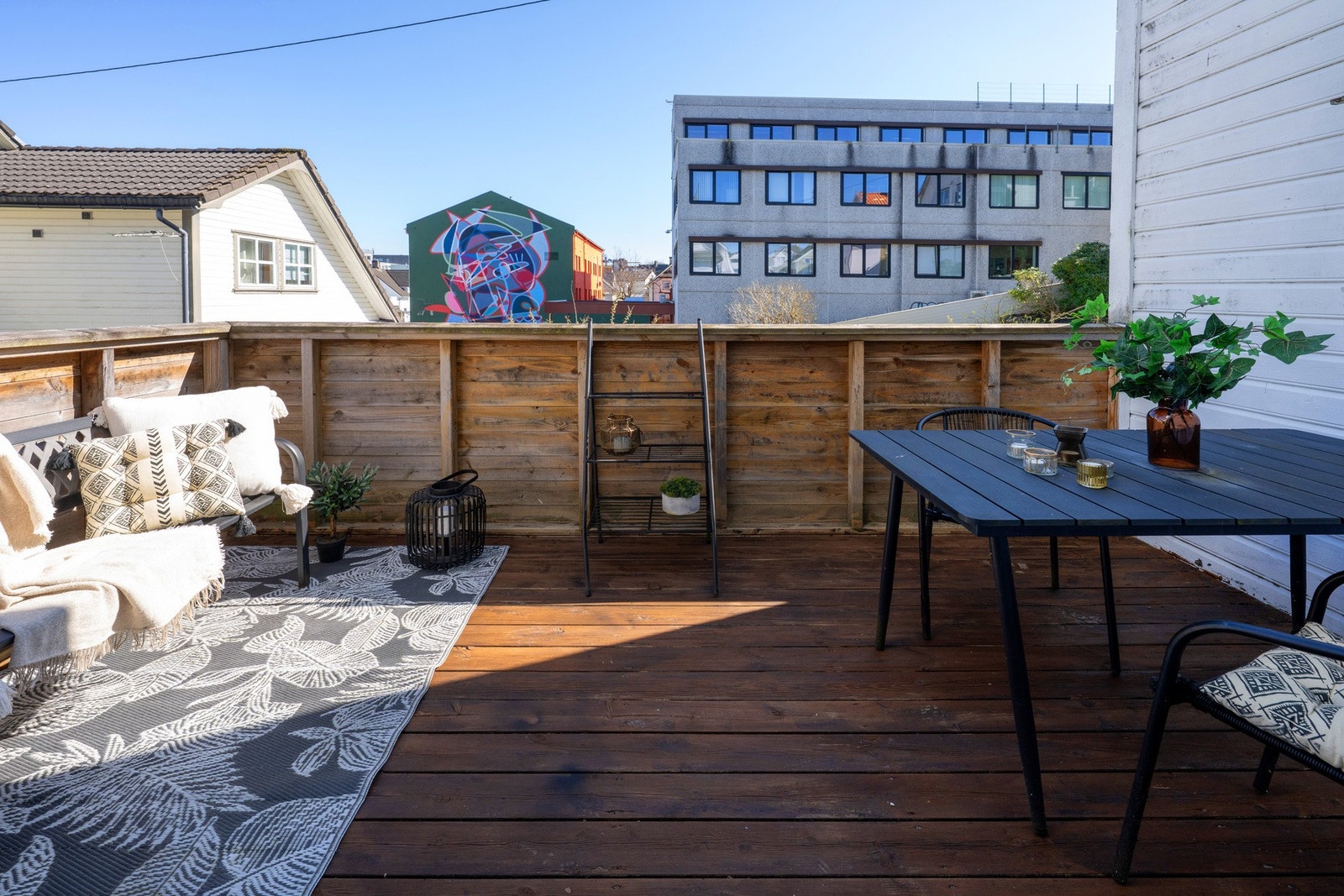 En kjekk balkong med sol fra morgen til kl 15:00 på dagen om sommeren Galleribilde