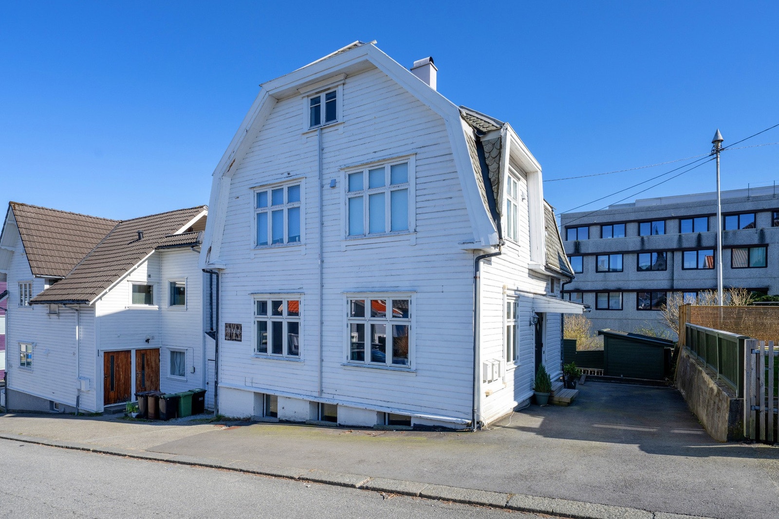 Tomten er felles med en muntlig enighet om at denne leiligheten disponerer parkeringsplassen på oppsiden og naboen nedsiden. Galleribilde