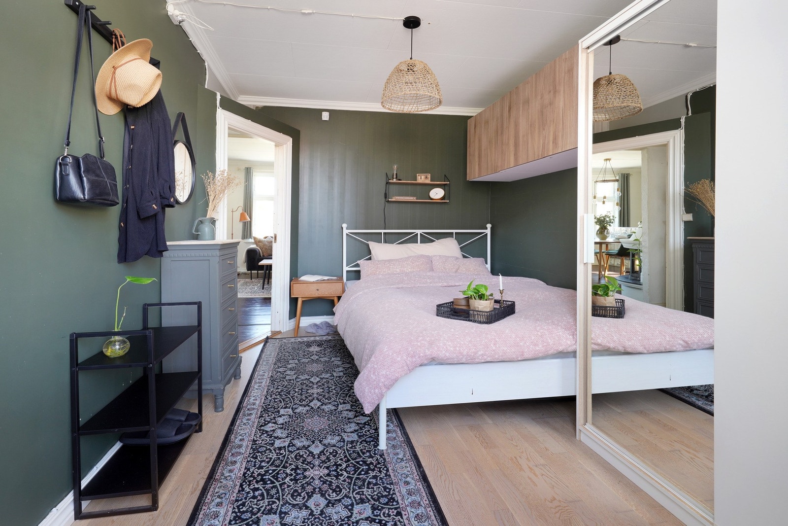 Soverommet i første etasje har god plass til garderobeskap som medfølger handelen. Galleribilde