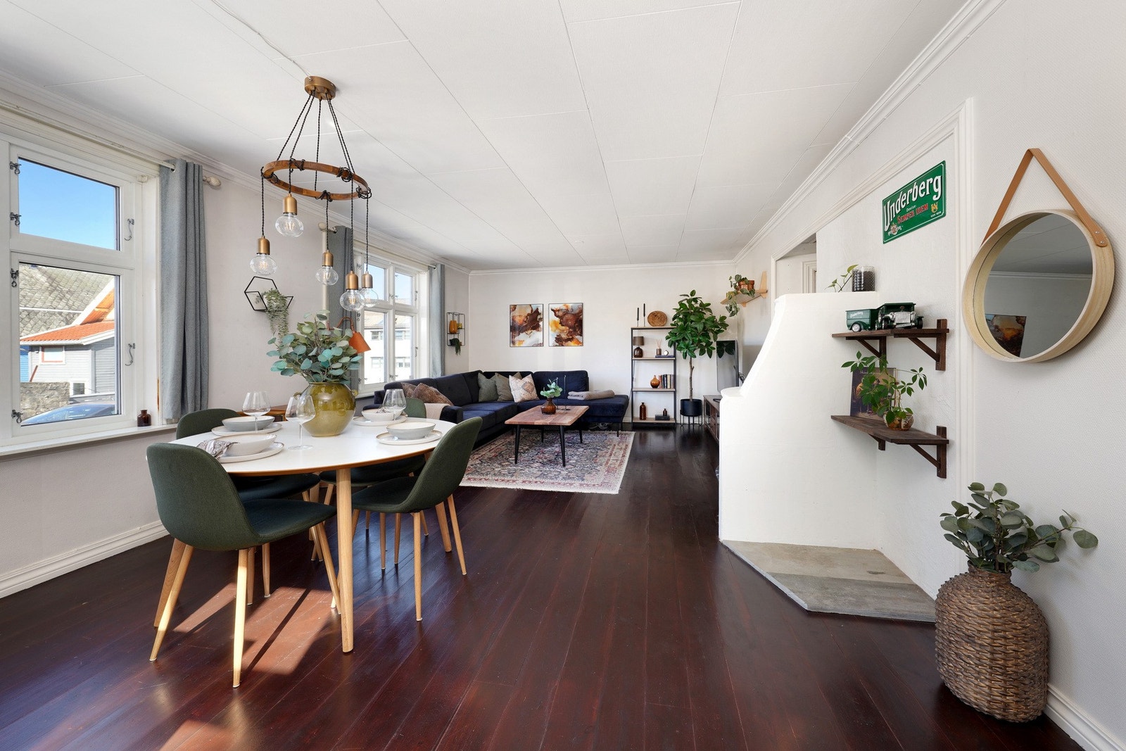 Stuen er romslig med plass til spisestue. Galleribilde