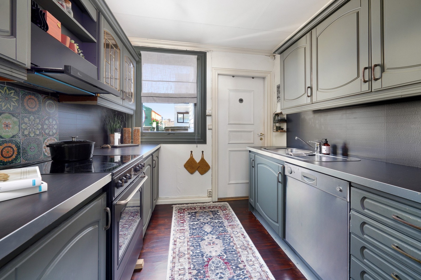 Kjekt kjøkken i behagelig farge og godt med skap og benkeplass. Galleribilde