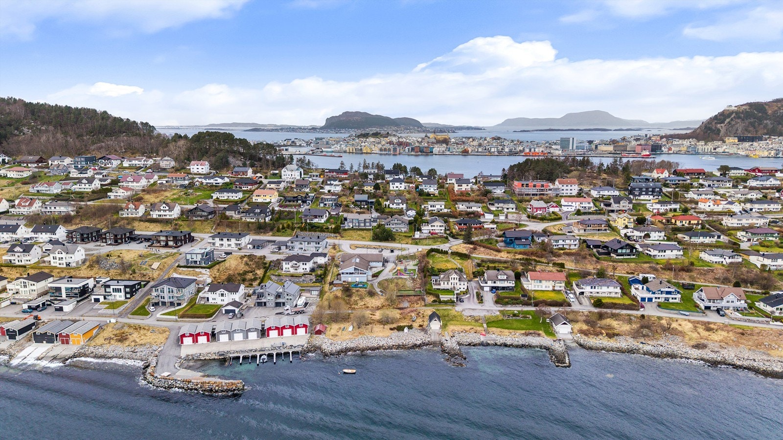 Ca. 8 minutter med bil fra sentrum. Galleribilde