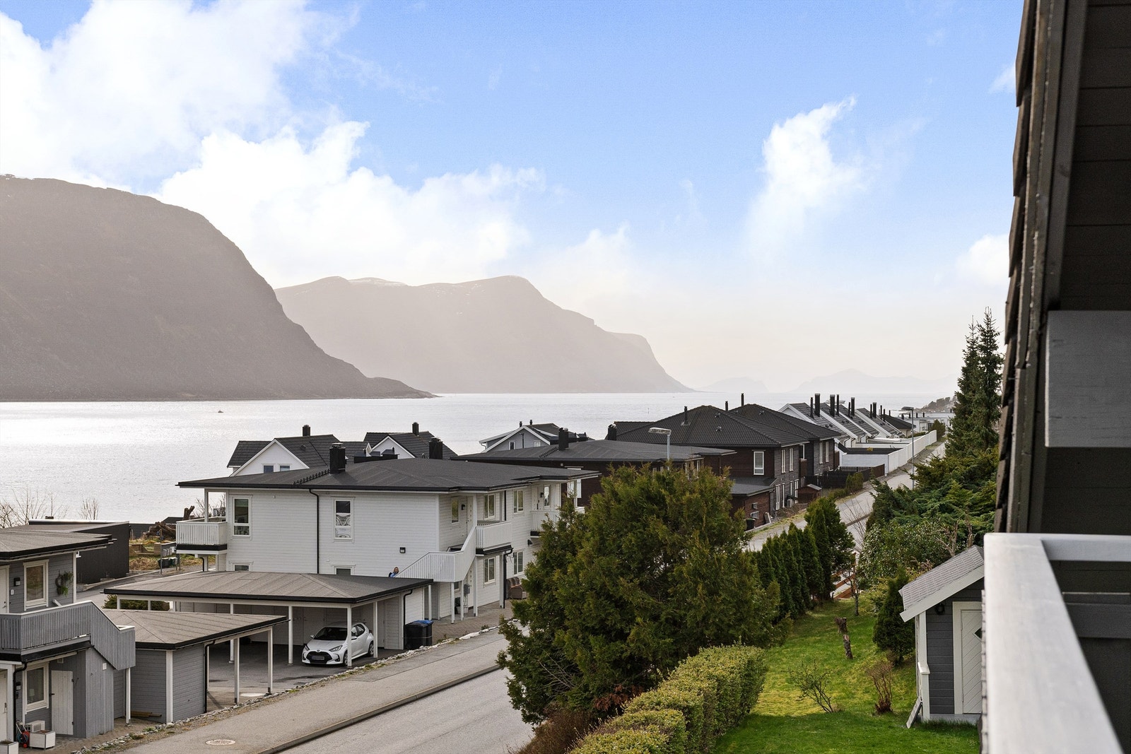 Her kan du også nyte utsikten over flotte sunnmørske fjell Galleribilde