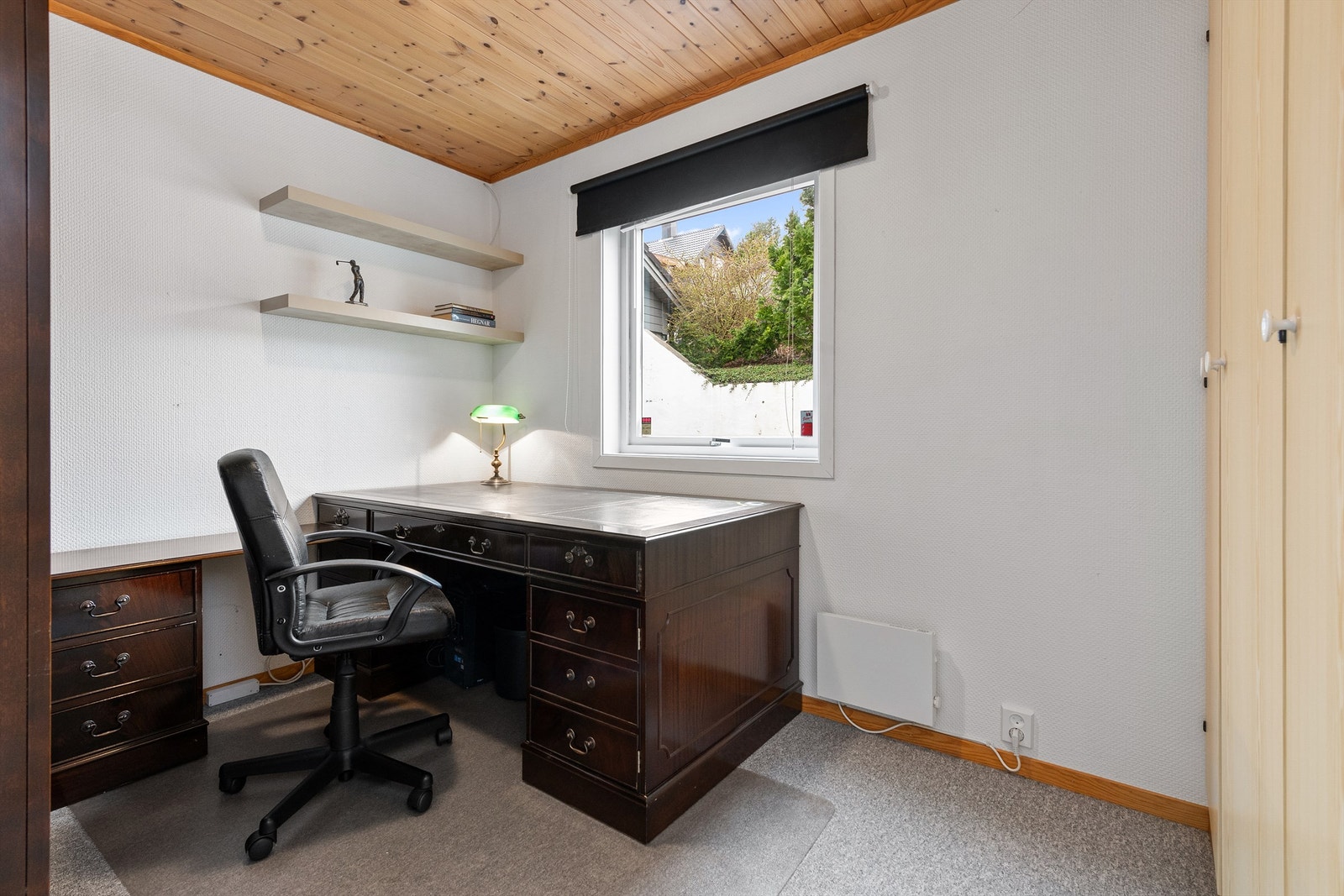 Soverom 2 i 1. etasje, her brukt som hjemmekontor Galleribilde