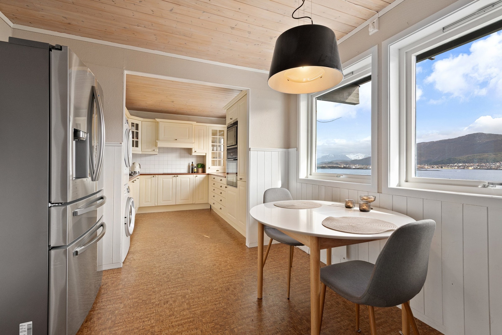 Kjøkken med sittegruppe Galleribilde