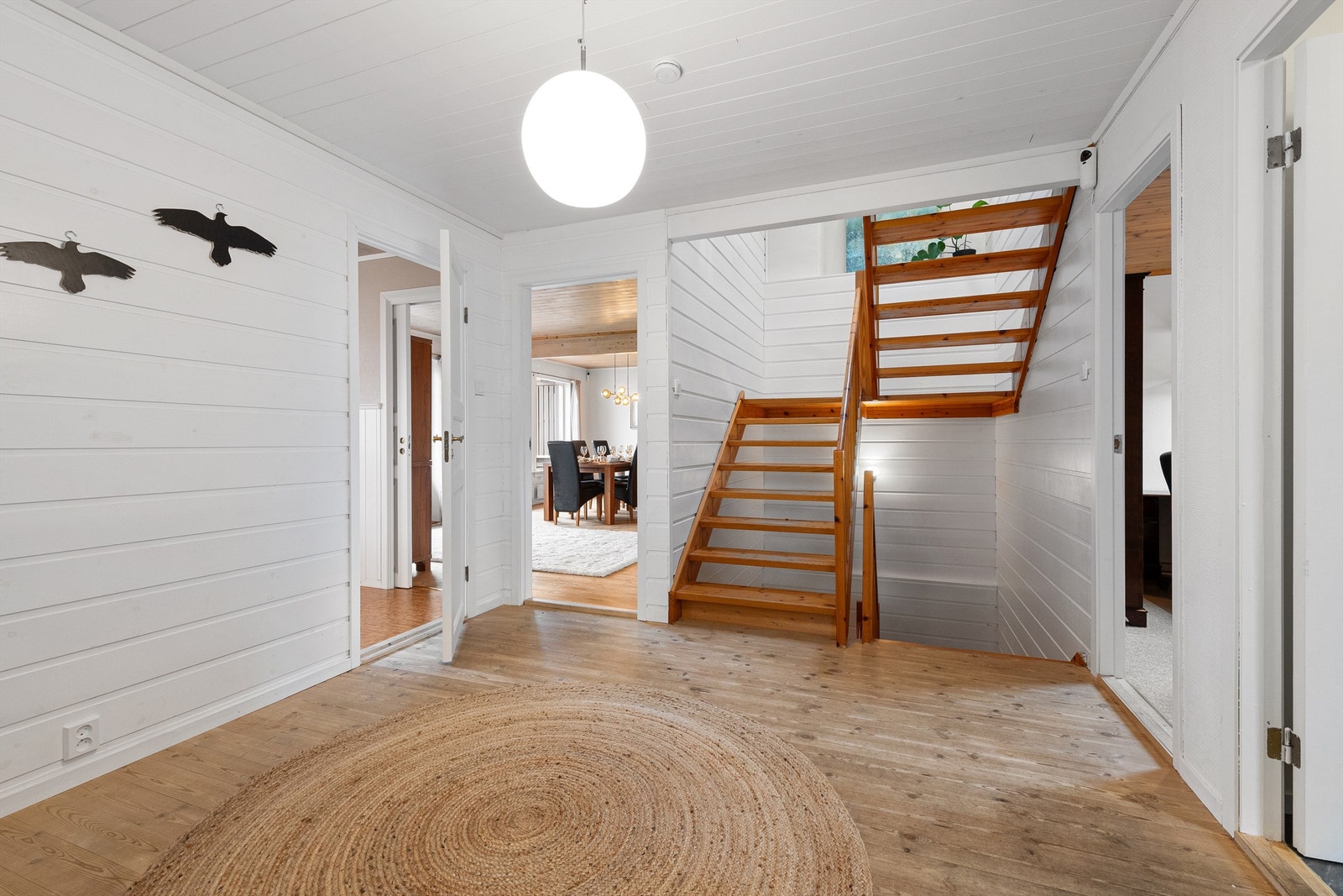 Herfra kommer du deg opp til 2. etasje og ned til underetasjen. Galleribilde