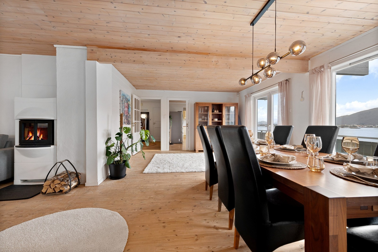 Stor og lys stue med god plass til kreativ innredning Galleribilde