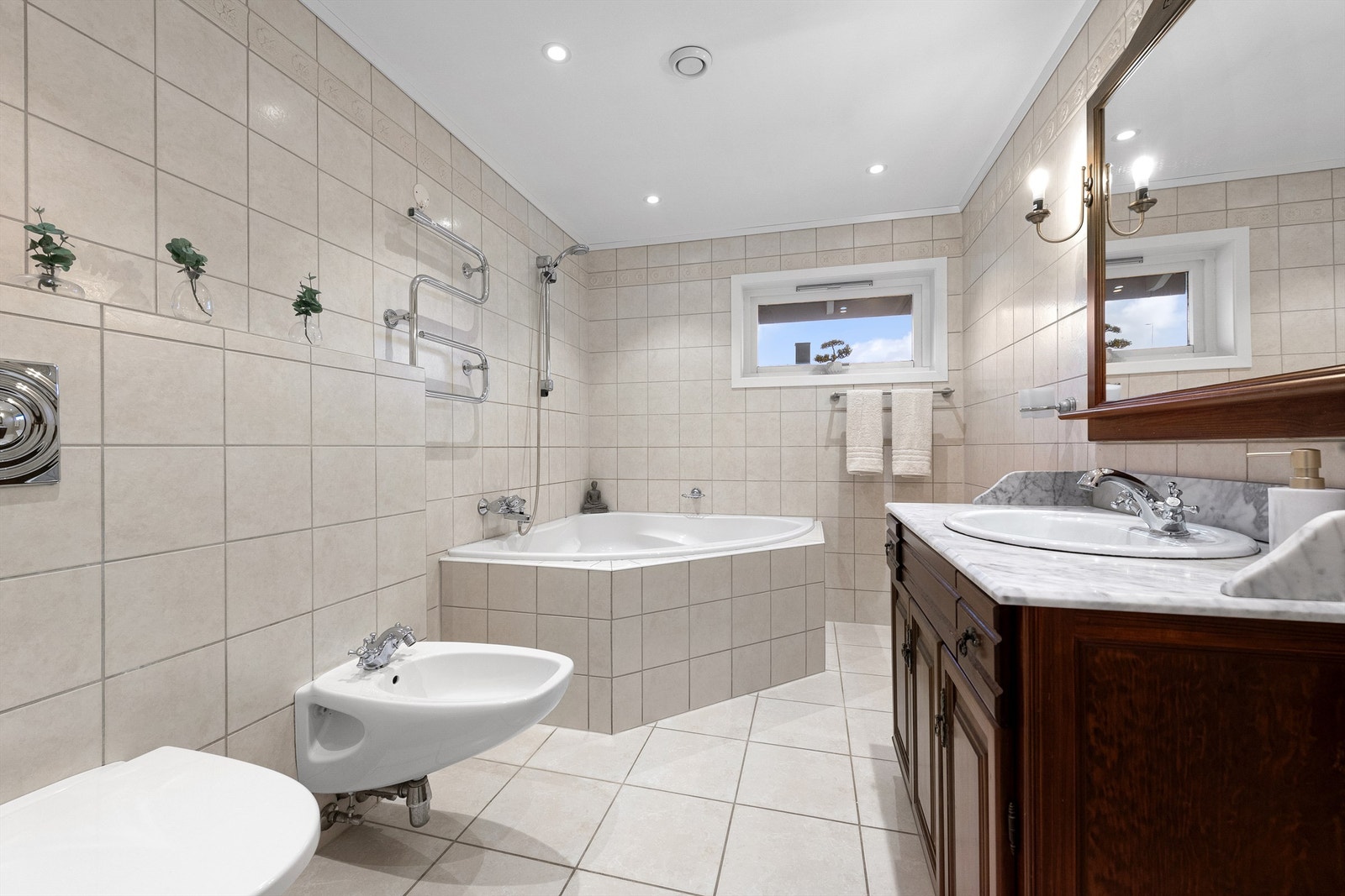 Romslig bad i 1. etasje med varmekabler i gulvet Galleribilde