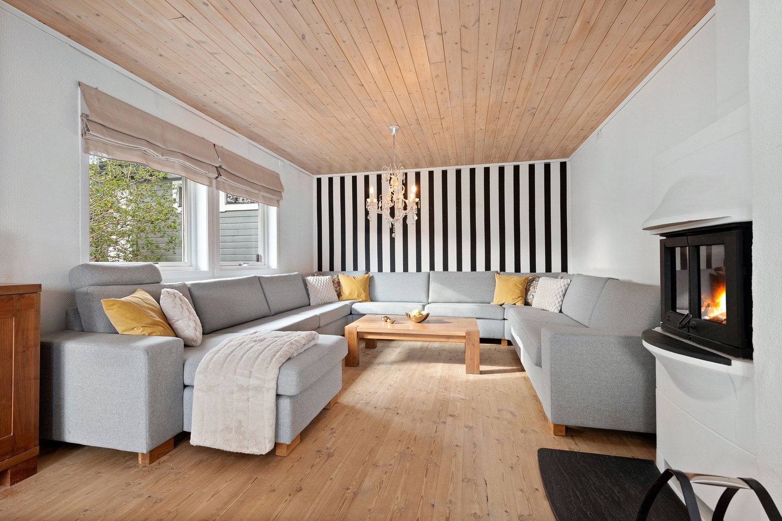 Stuen er utstyrt med ildsted Galleribilde