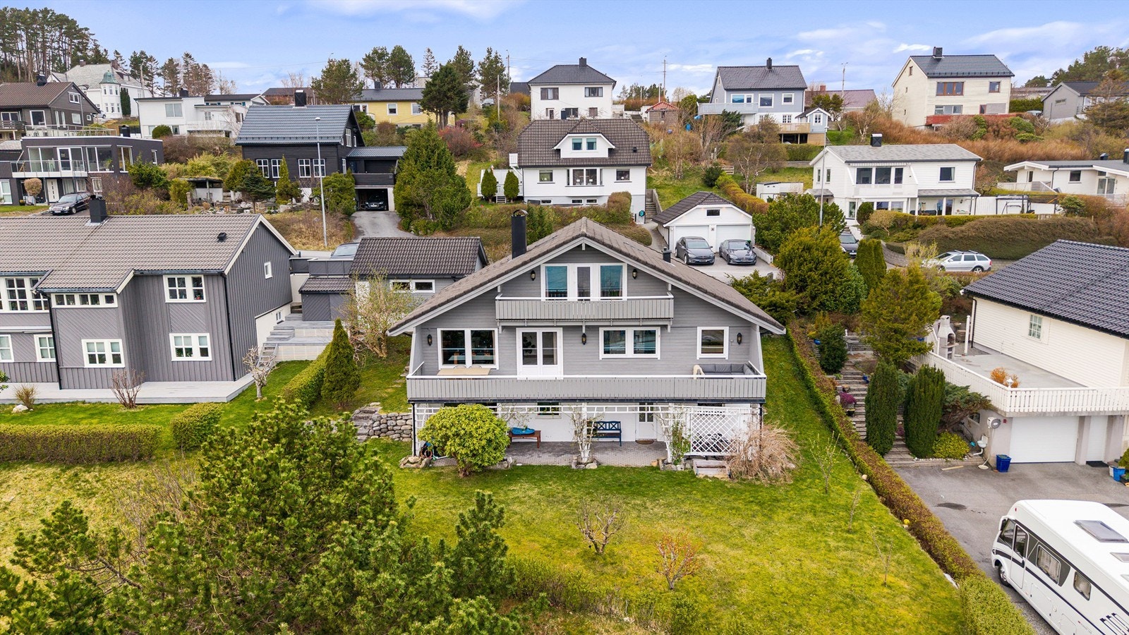 Boligen ligger i et attraktivt nabolag - med solrik beliggenhet og fantastisk utsikt. Galleribilde