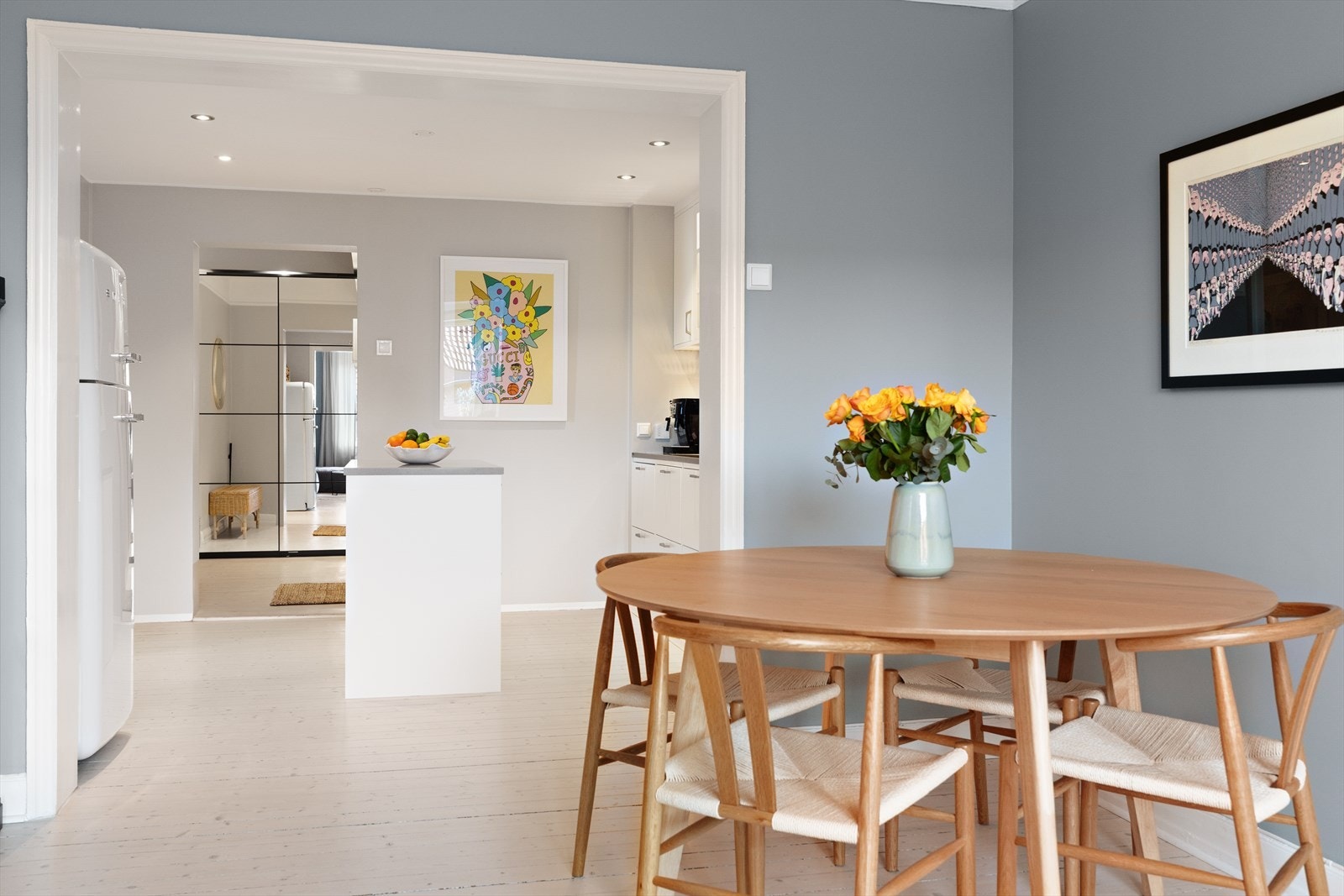 Hyggelig plass til spisebord i tilknytning til kjøkkenet. Galleribilde