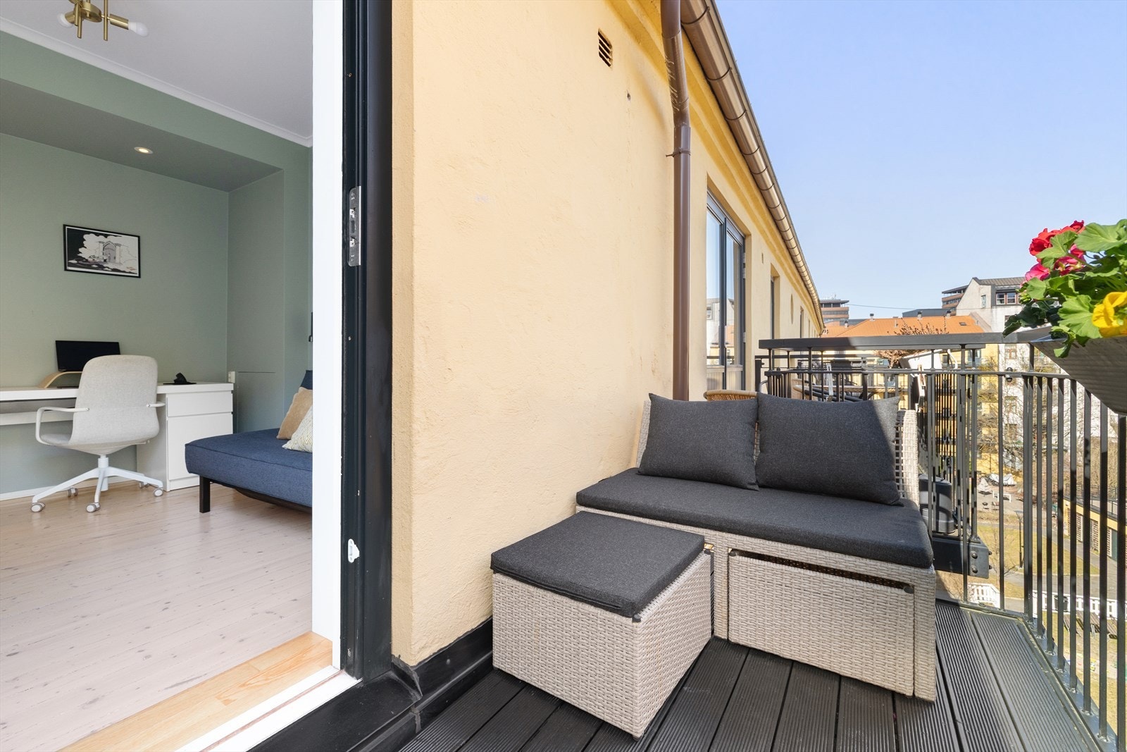 Her er det plass til utemøblement, blomster og grill om ønskelig. Galleribilde