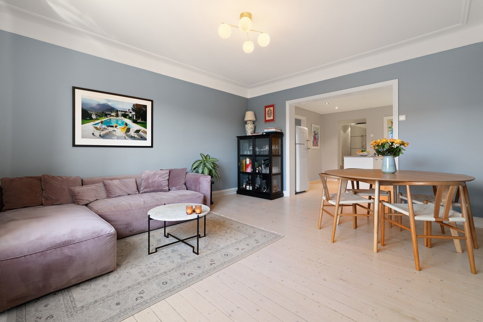 Lys og åpen stue med plass til sofagruppe og spisebord. God takhøyde i stuen på ca. 2,7m. Galleribilde