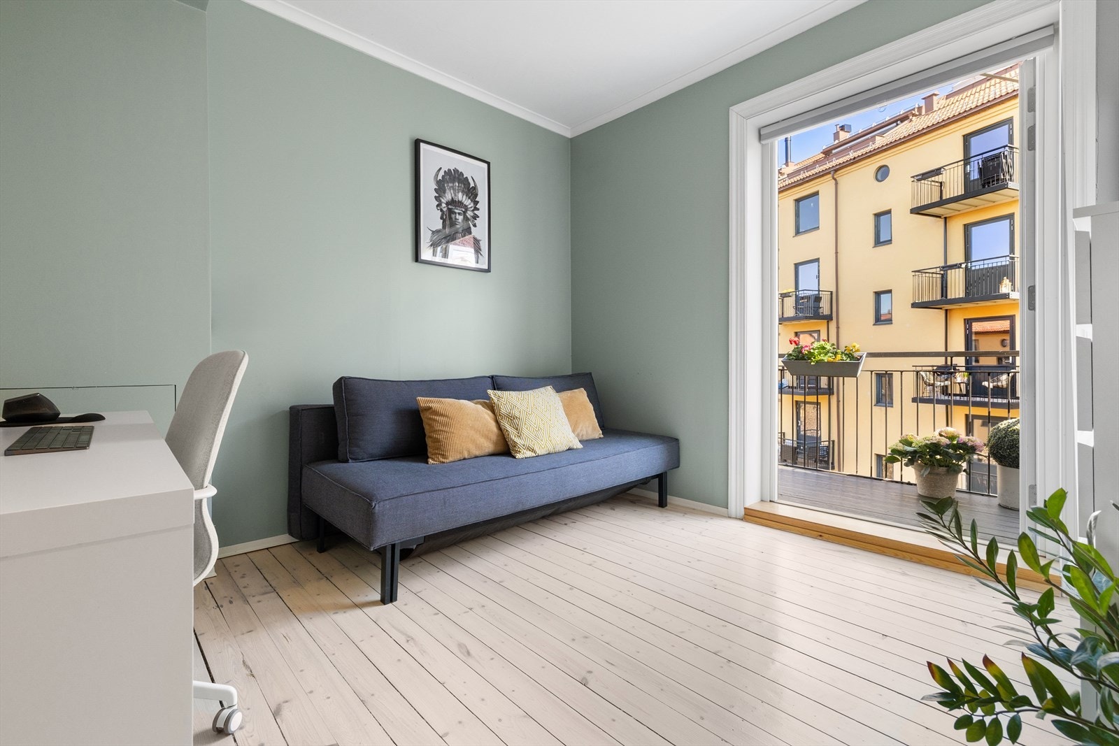 Soverom II ligger stille til mot bakgård og har utgang til balkong på ca. 4 kvm. Galleribilde