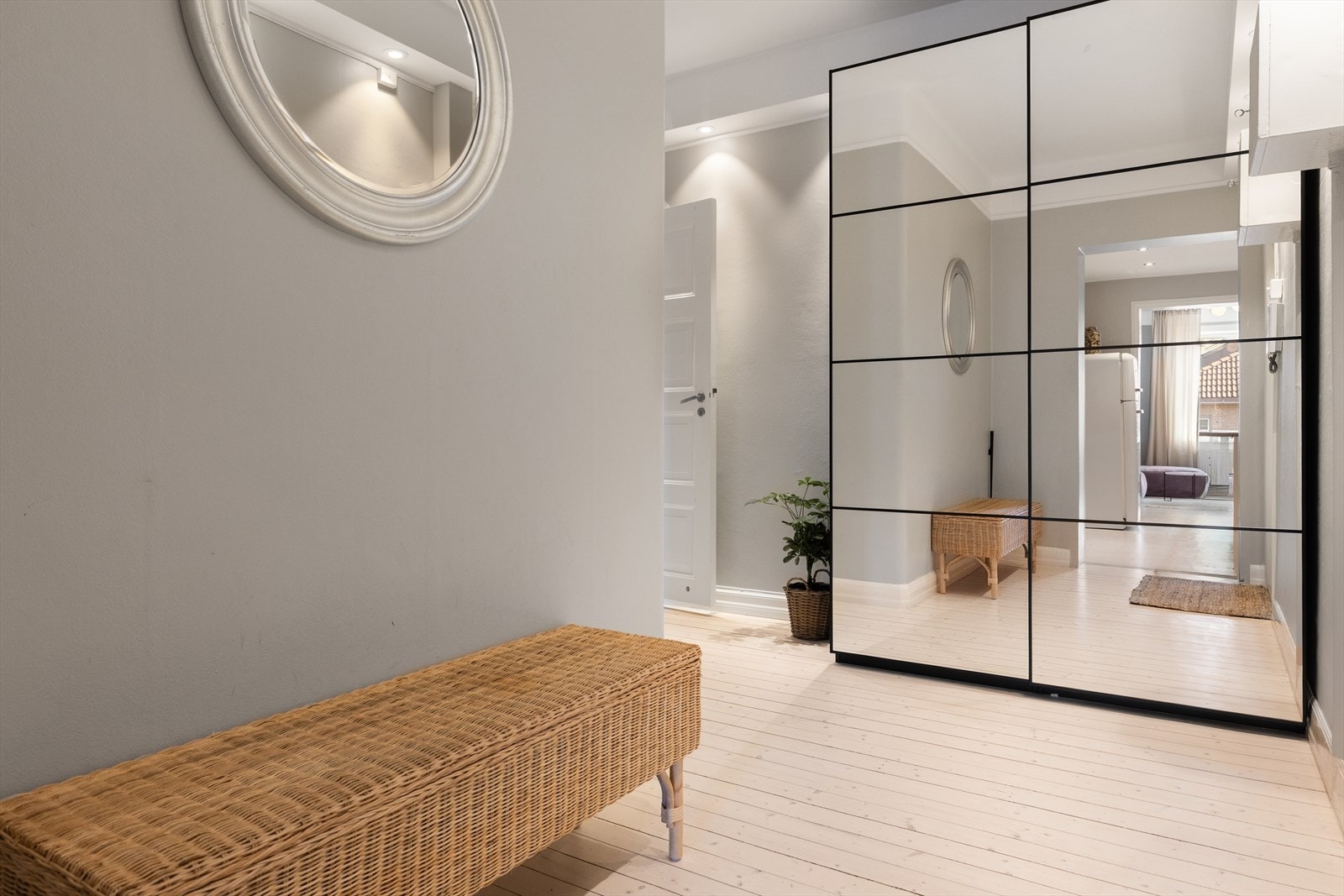 Innbydende entré med god plass til anheng av klær og sko i medfølgende garderobeskap. Galleribilde