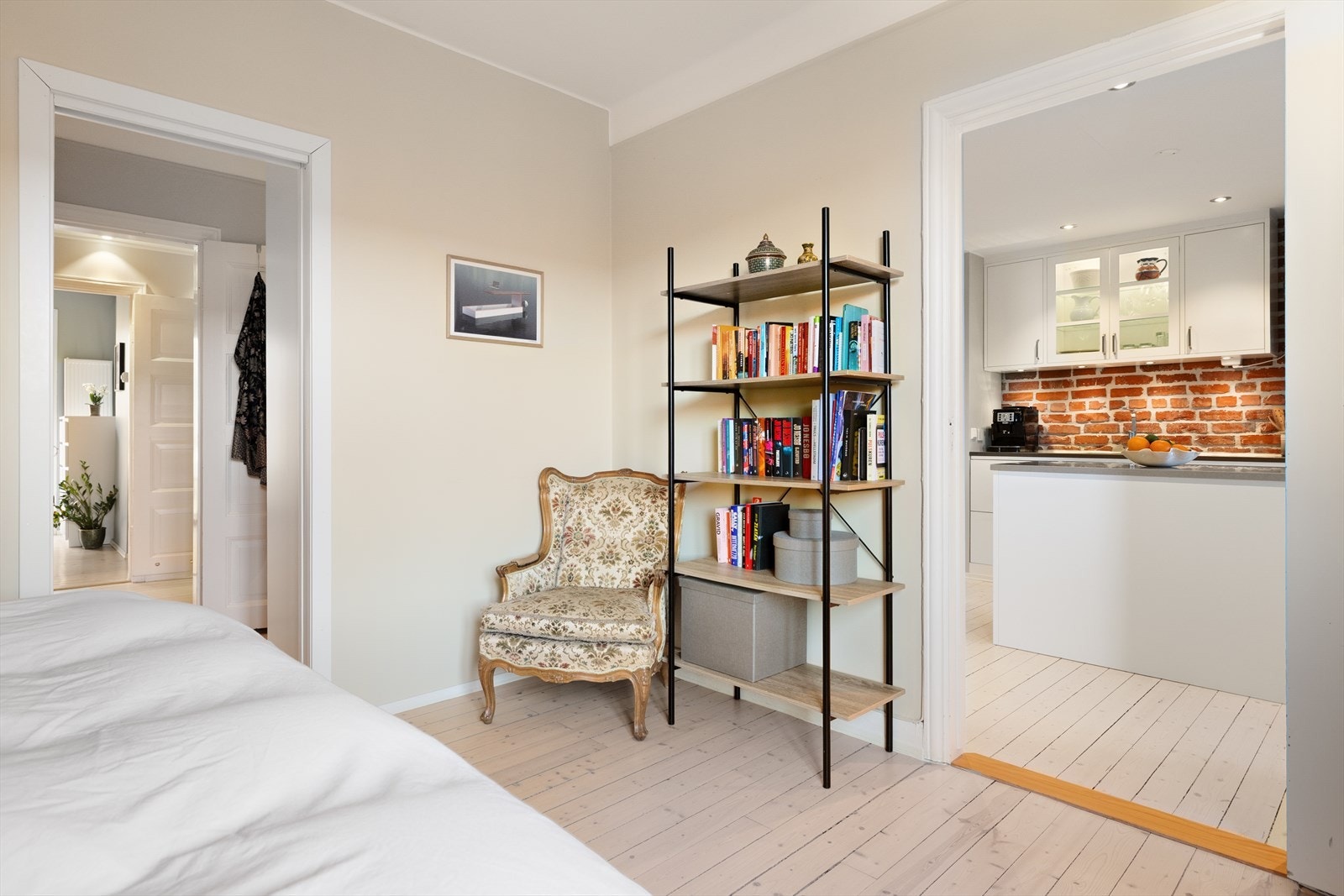 Fra soverommet har du tilgang til kjøkken og man kan gå gjennom walk-in closet for å komme til baderommet. Galleribilde