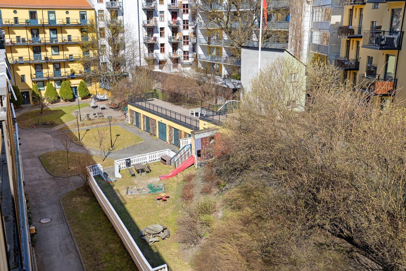 Utsyn fra balkong mot bakgård. Galleribilde