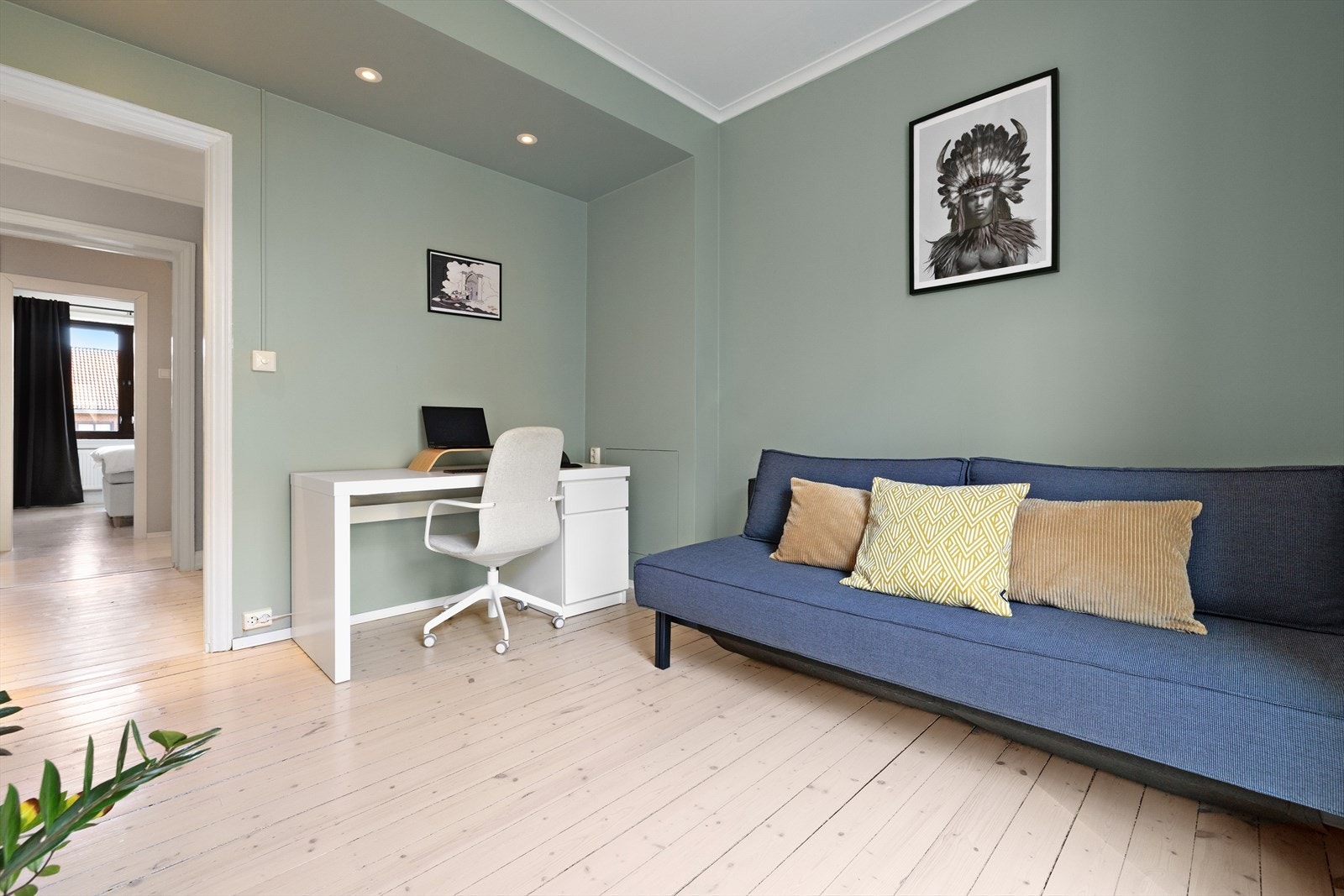 Soverom II brukes idag som kontor/gjesterom og er som resten av leiligheten malt i tidsriktige farger. Galleribilde