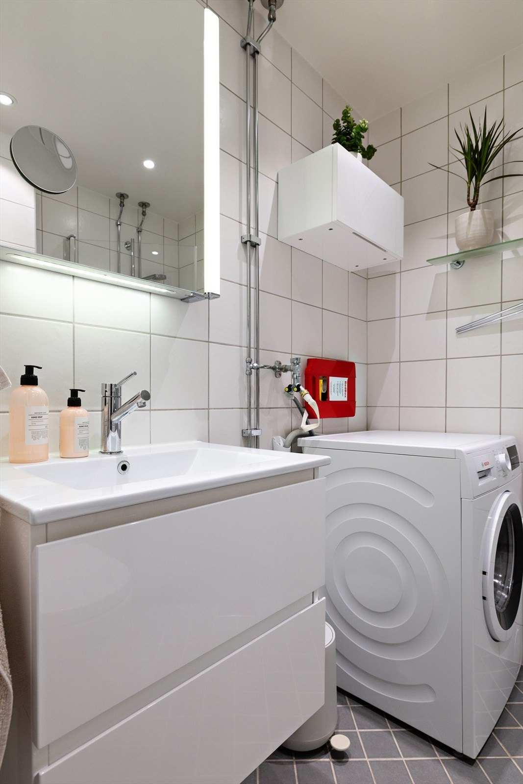 Godt med lagringsplass i servant- og speilskap. Galleribilde